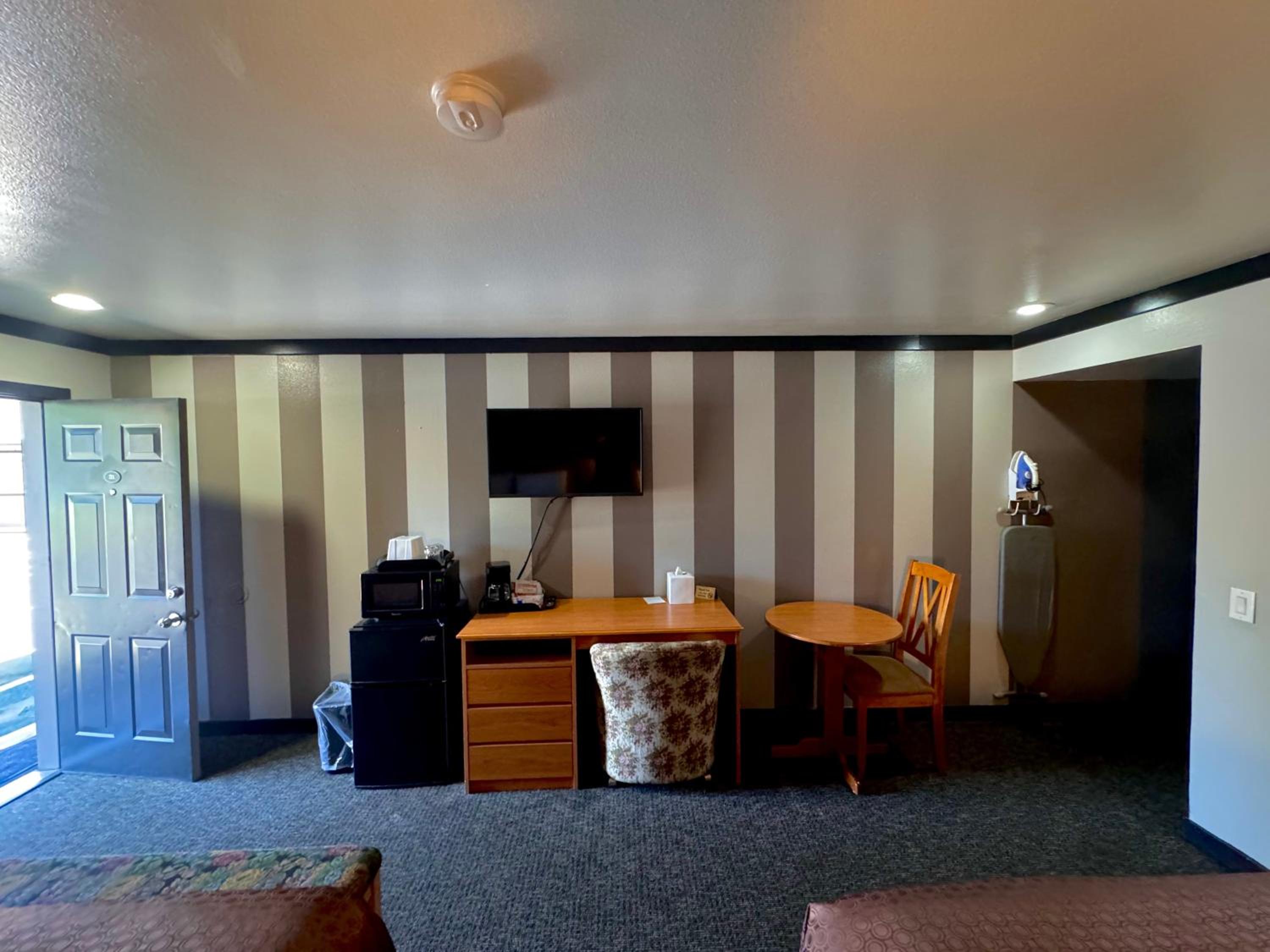 Queen Room with Two Queen Beds - Photo 4
