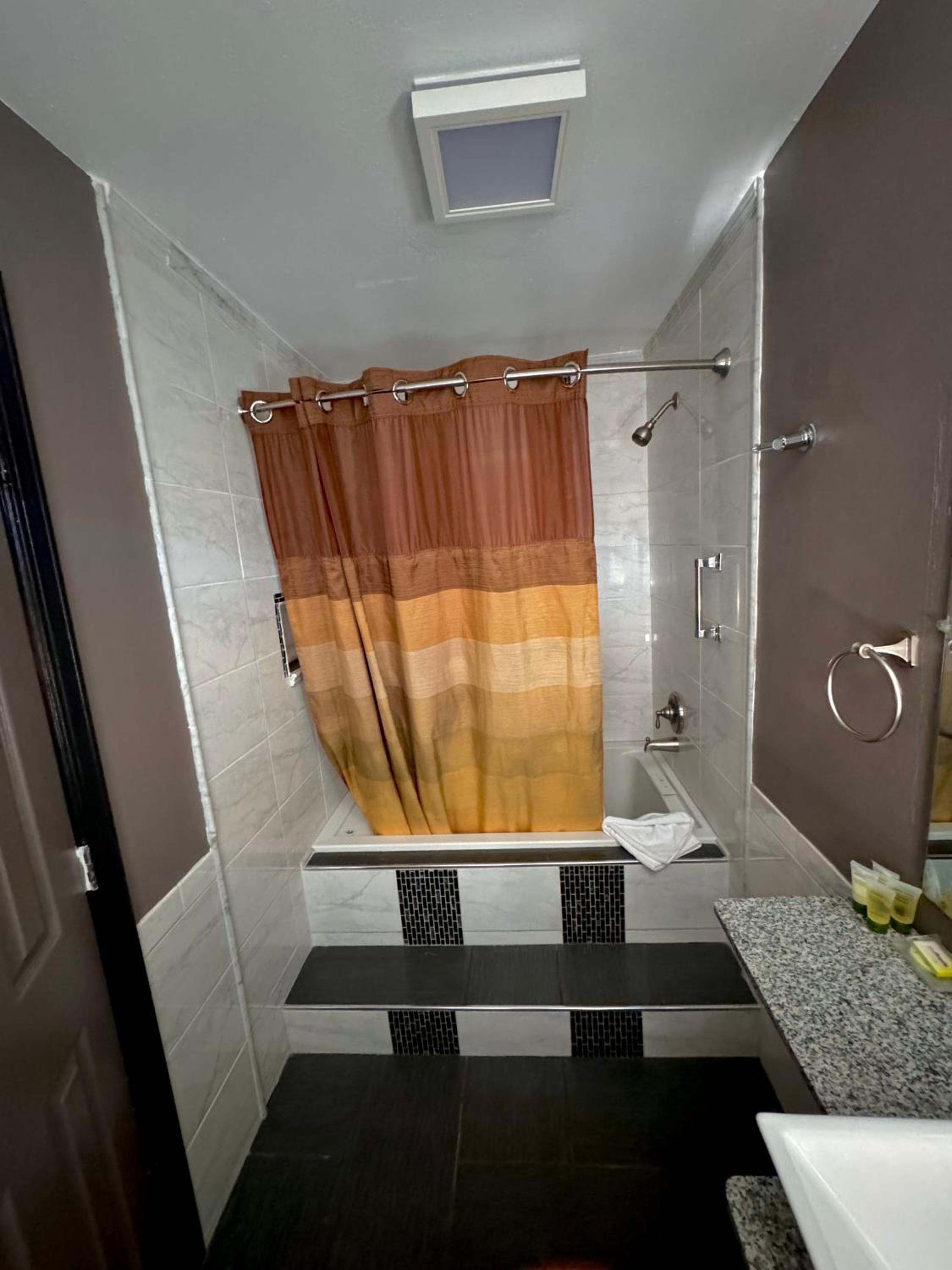 Queen Suite with Spa Bath - Photo 8