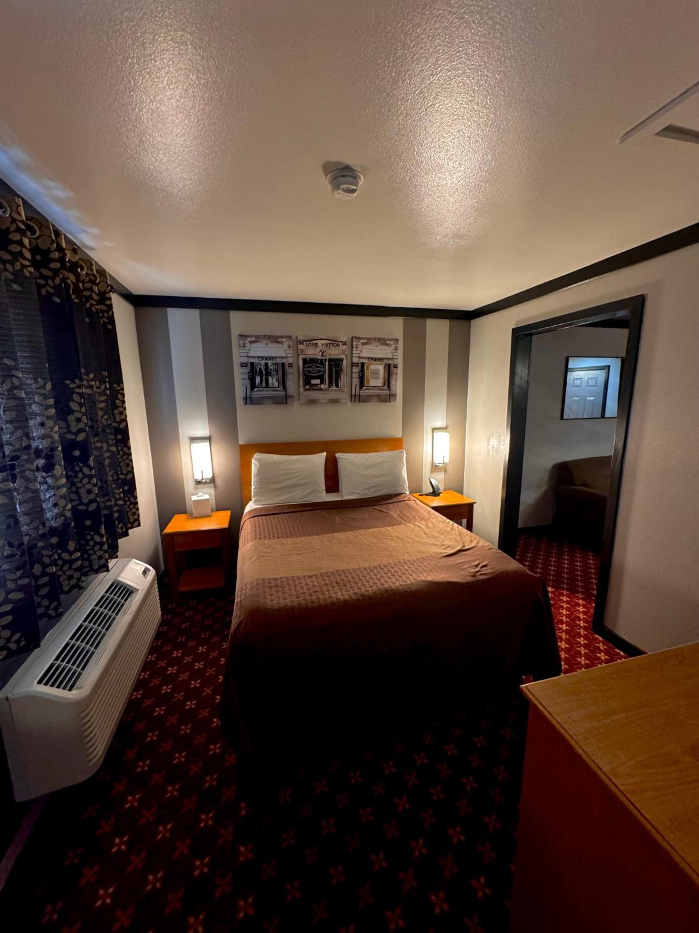 Queen Suite with Spa Bath - Photo 1
