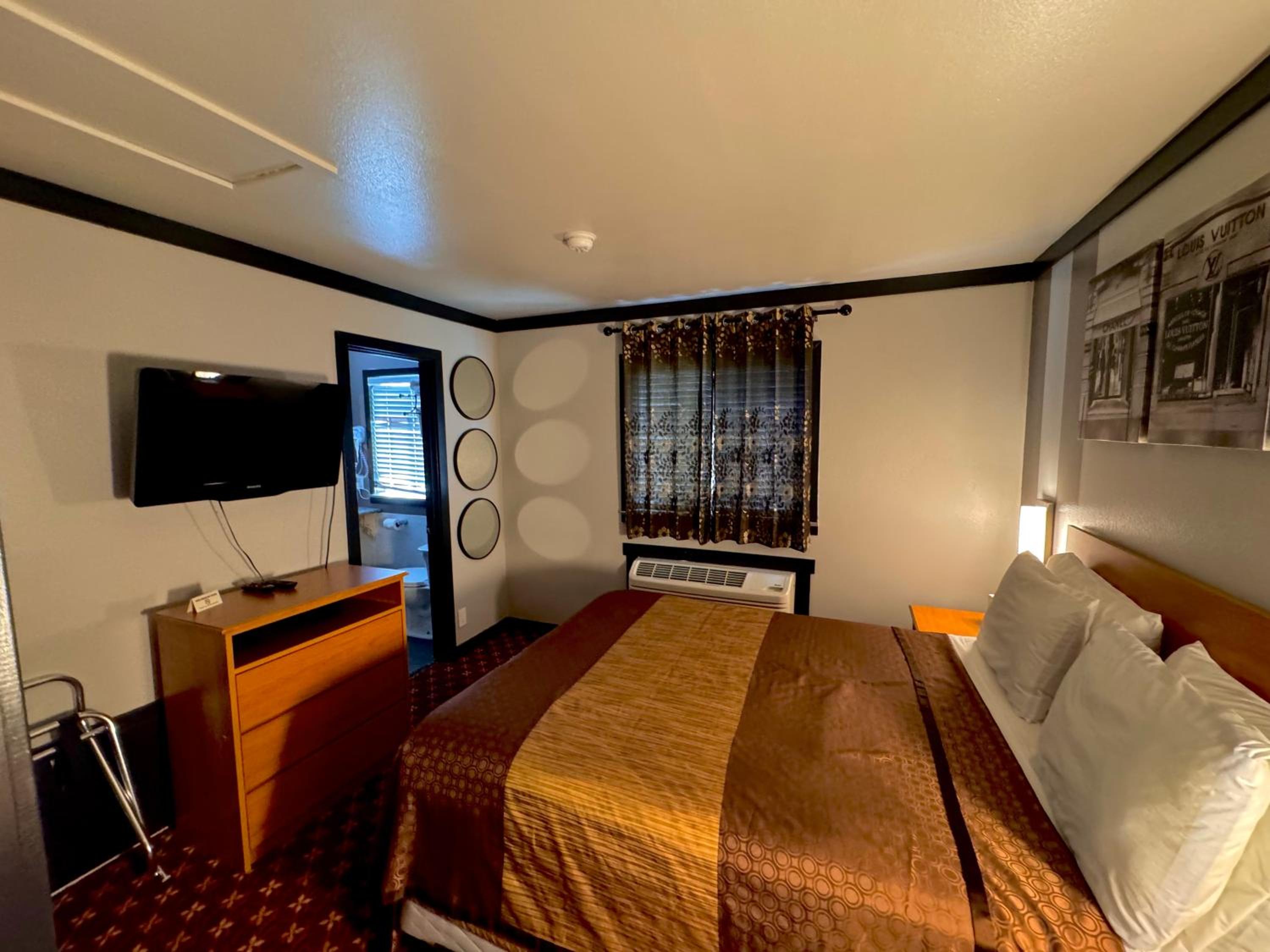 Queen Suite with Spa Bath - Photo 6