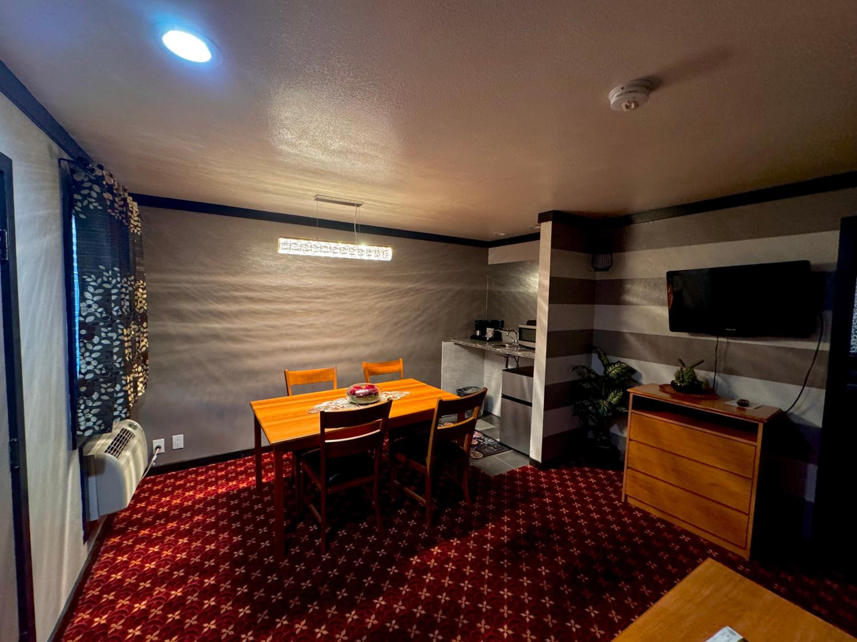 Queen Suite with Spa Bath - Photo 4