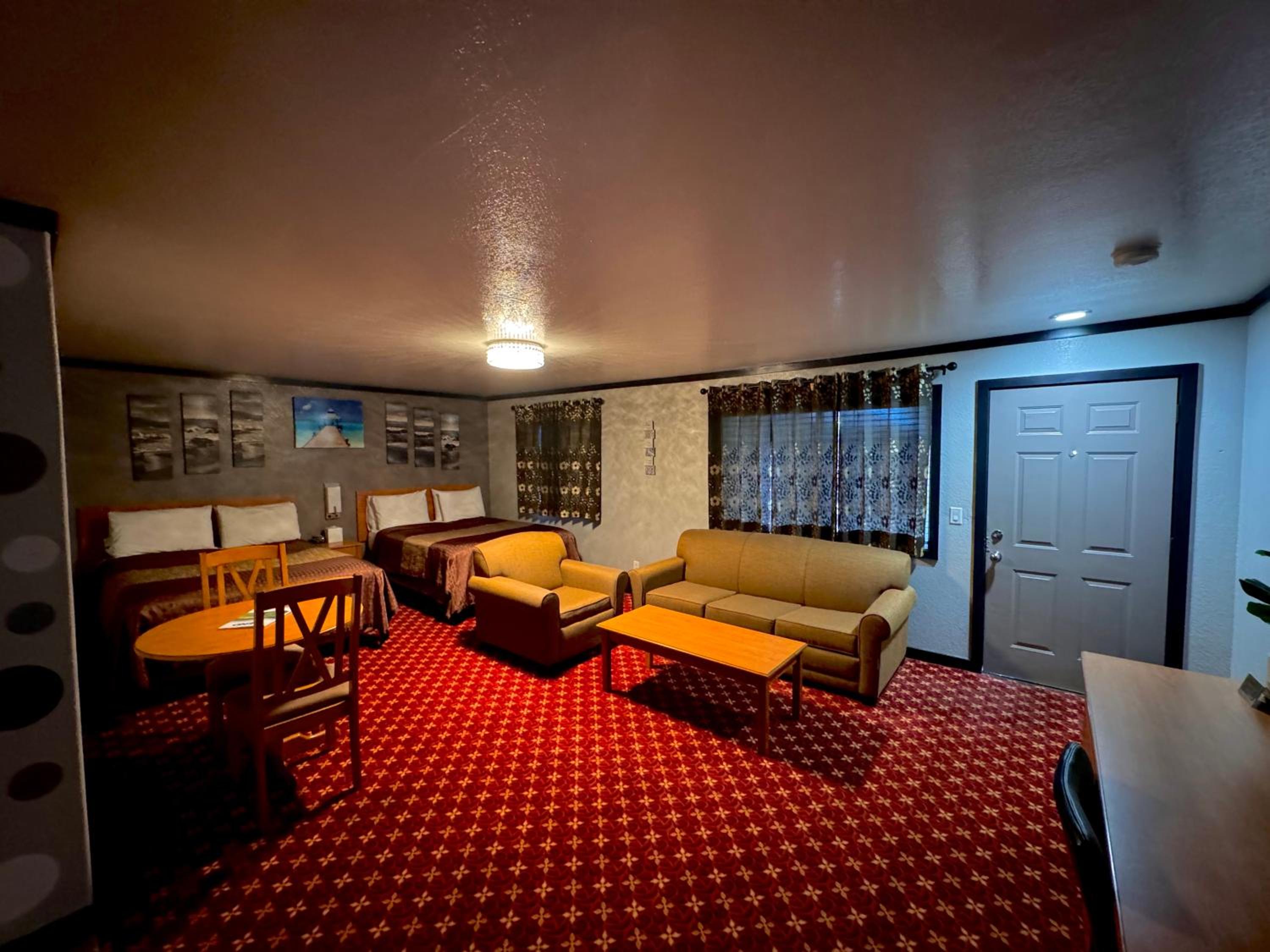 Deluxe Queen Room with Two Queen Beds - Photo 7