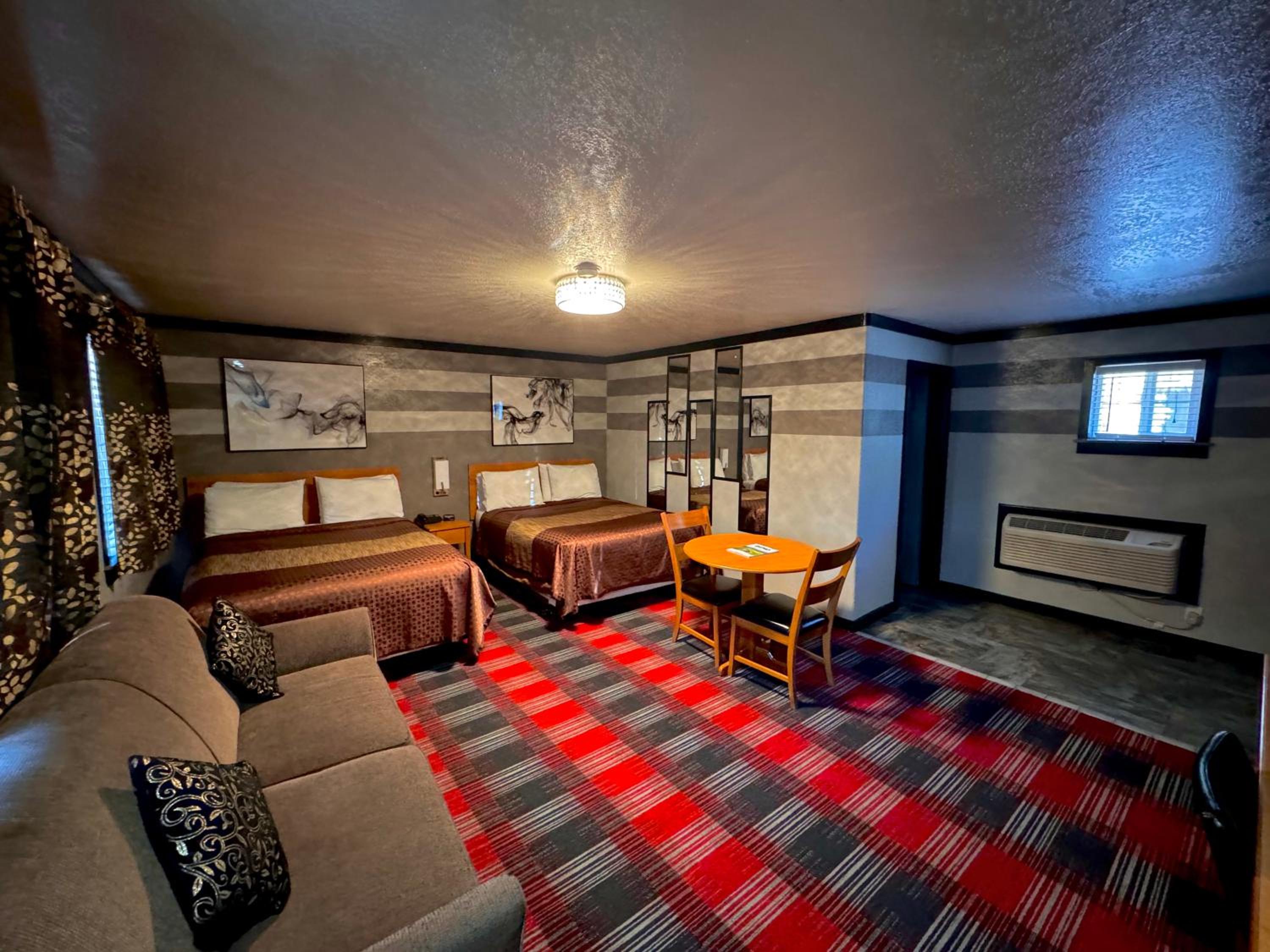Deluxe Queen Room with Two Queen Beds - Photo 3