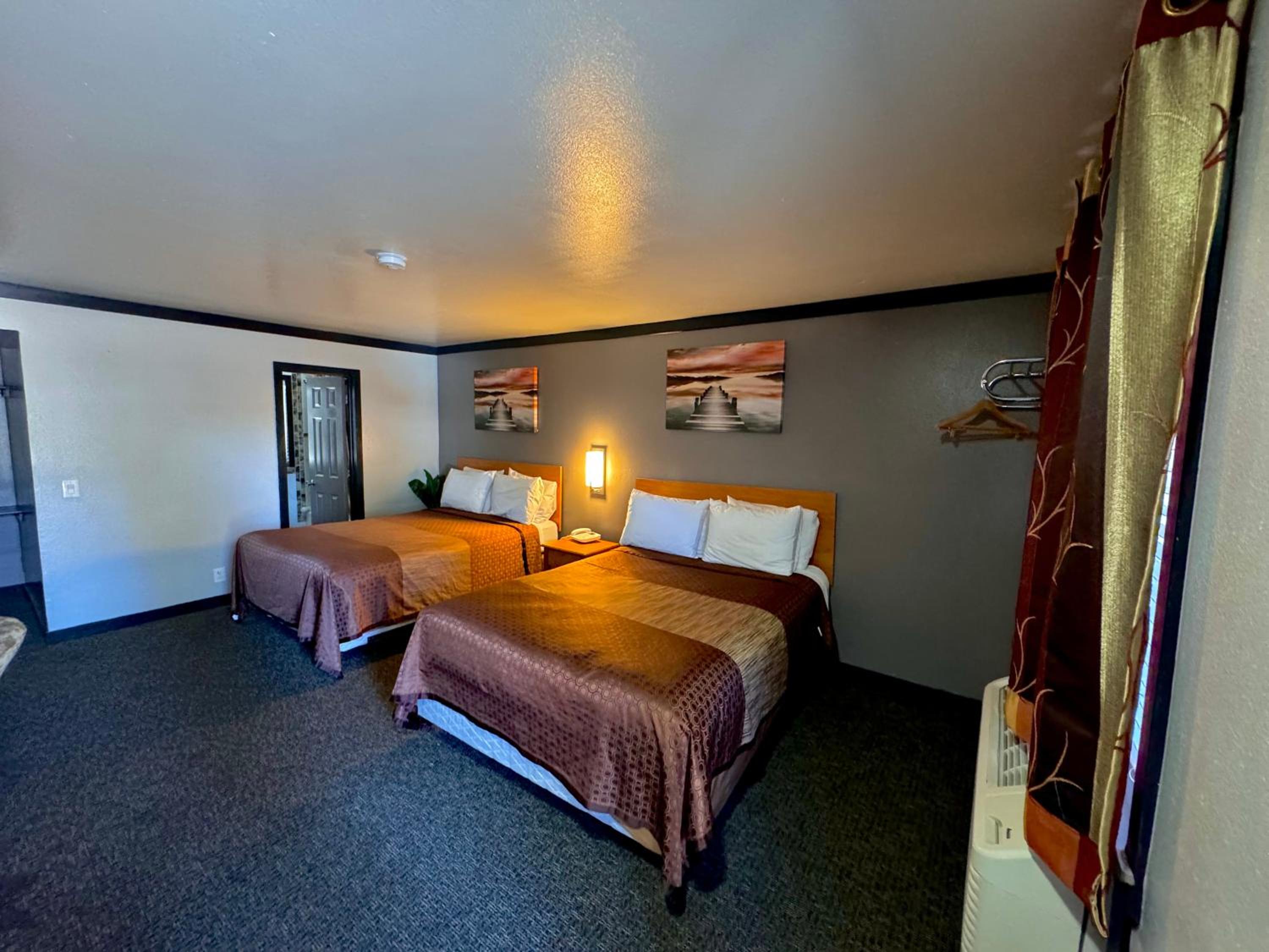 Queen Room with Two Queen Beds - Photo 3