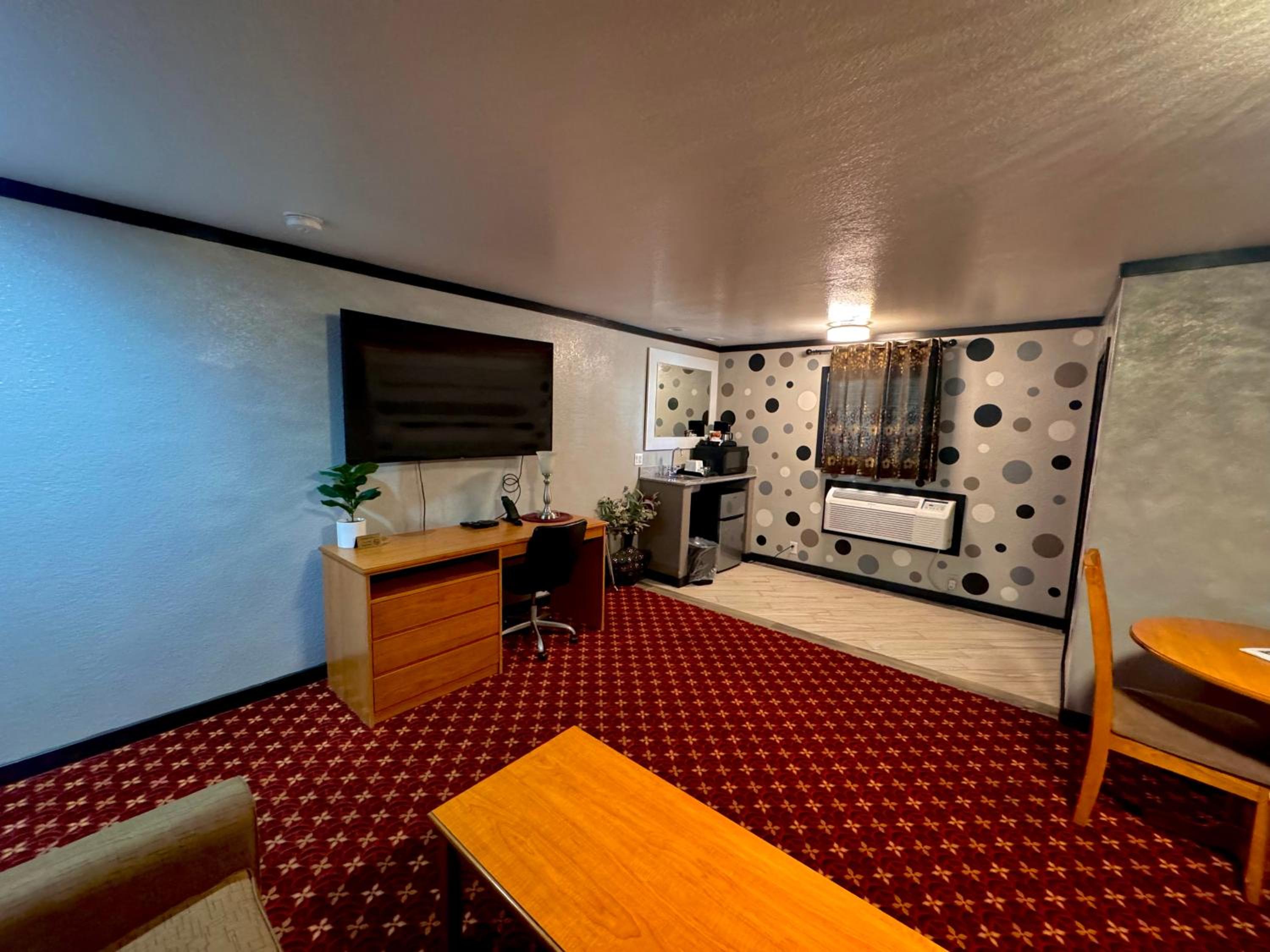 Deluxe Queen Room with Two Queen Beds - Photo 4