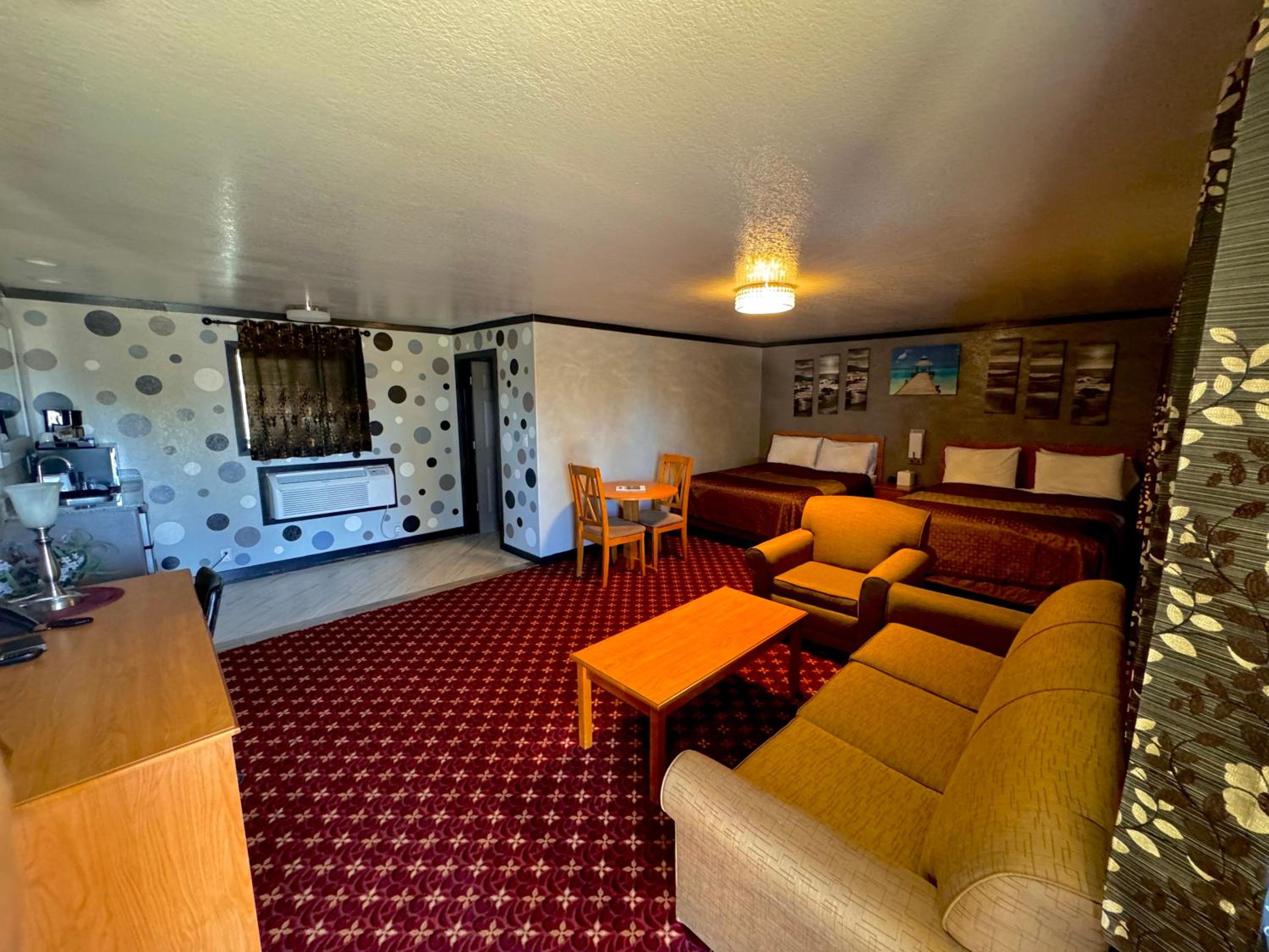 Deluxe Queen Room with Two Queen Beds - Photo 6