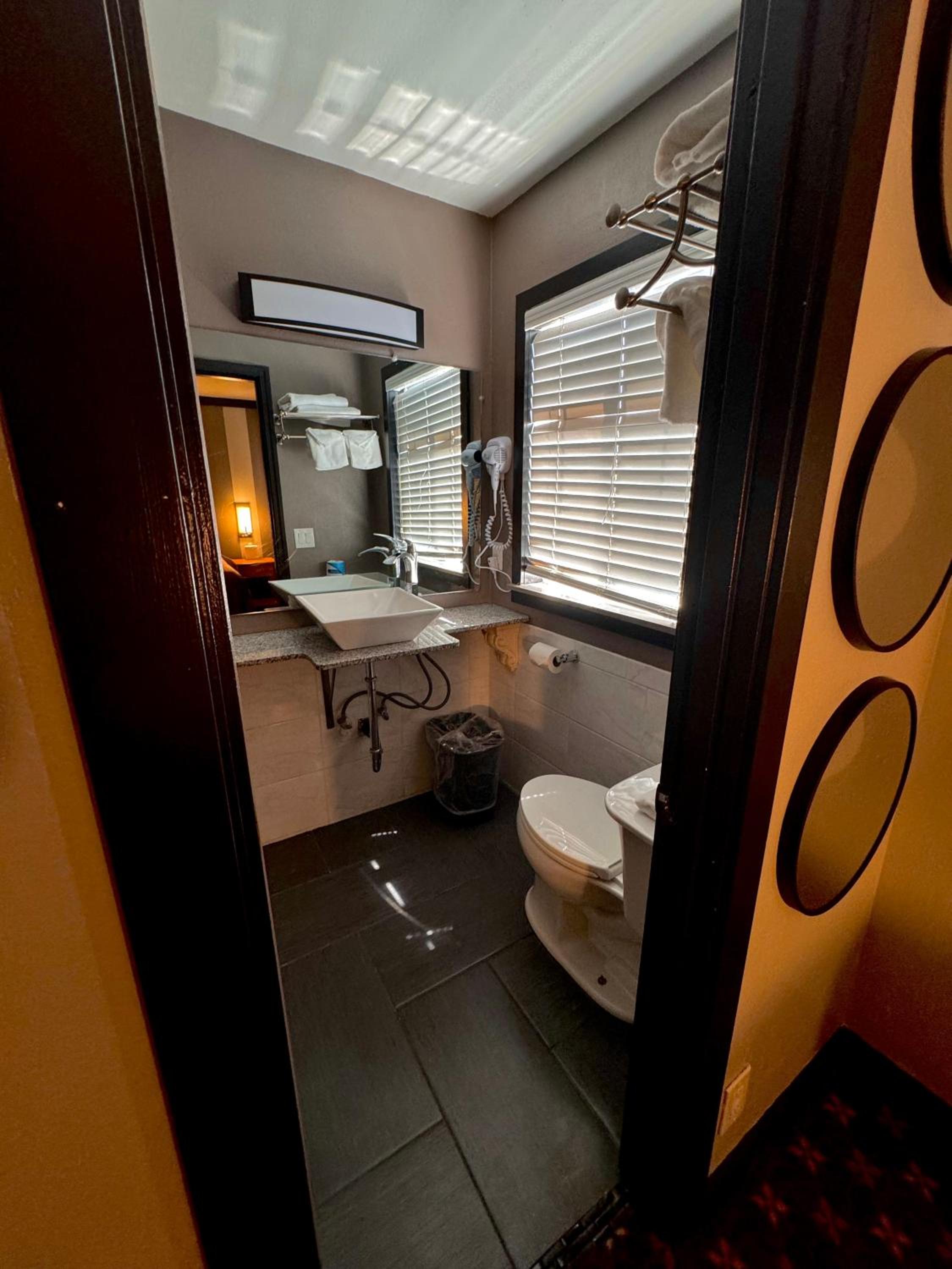 Queen Suite with Spa Bath - Photo 3