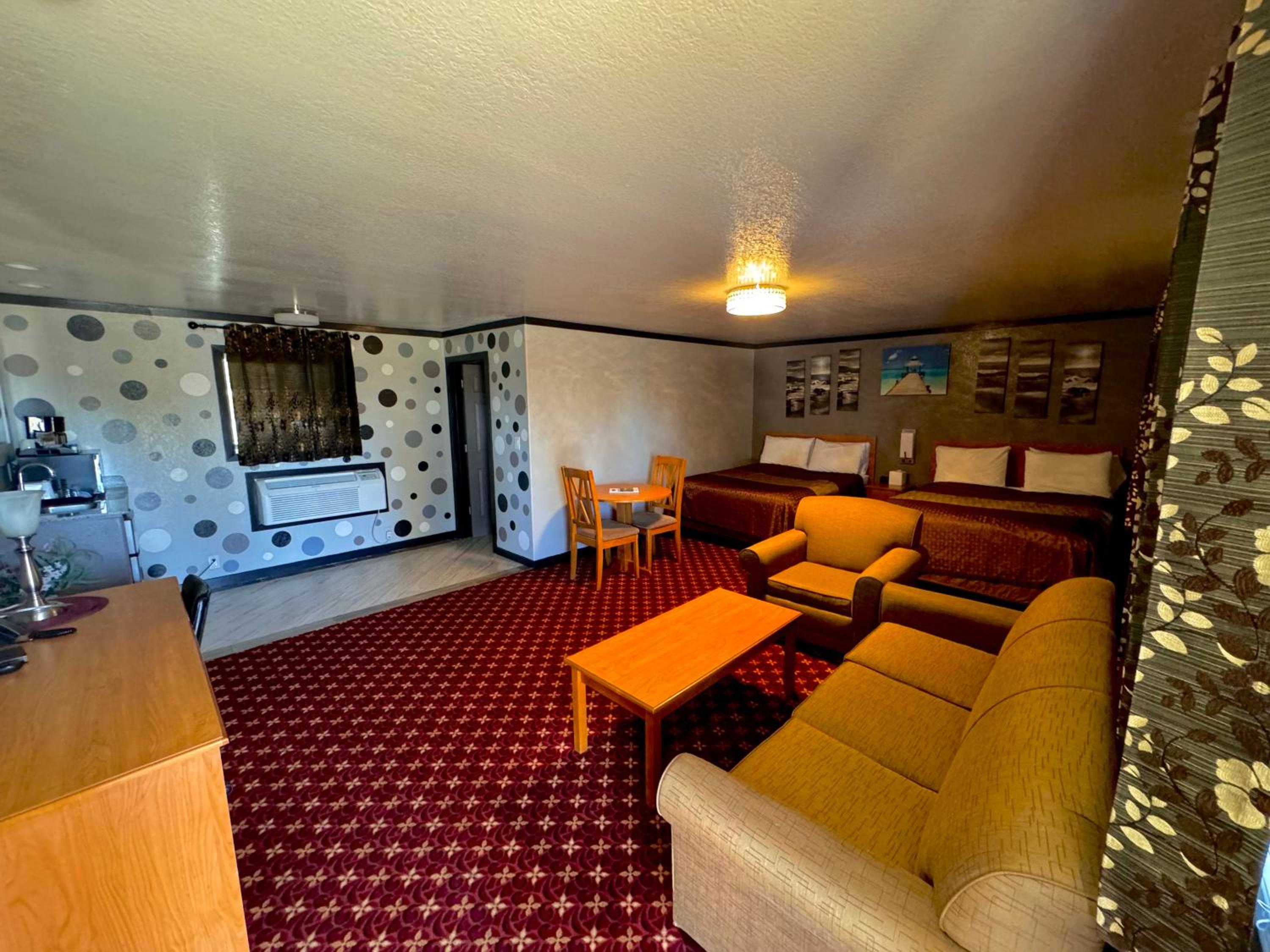 Deluxe Queen Room with Two Queen Beds - Photo 5