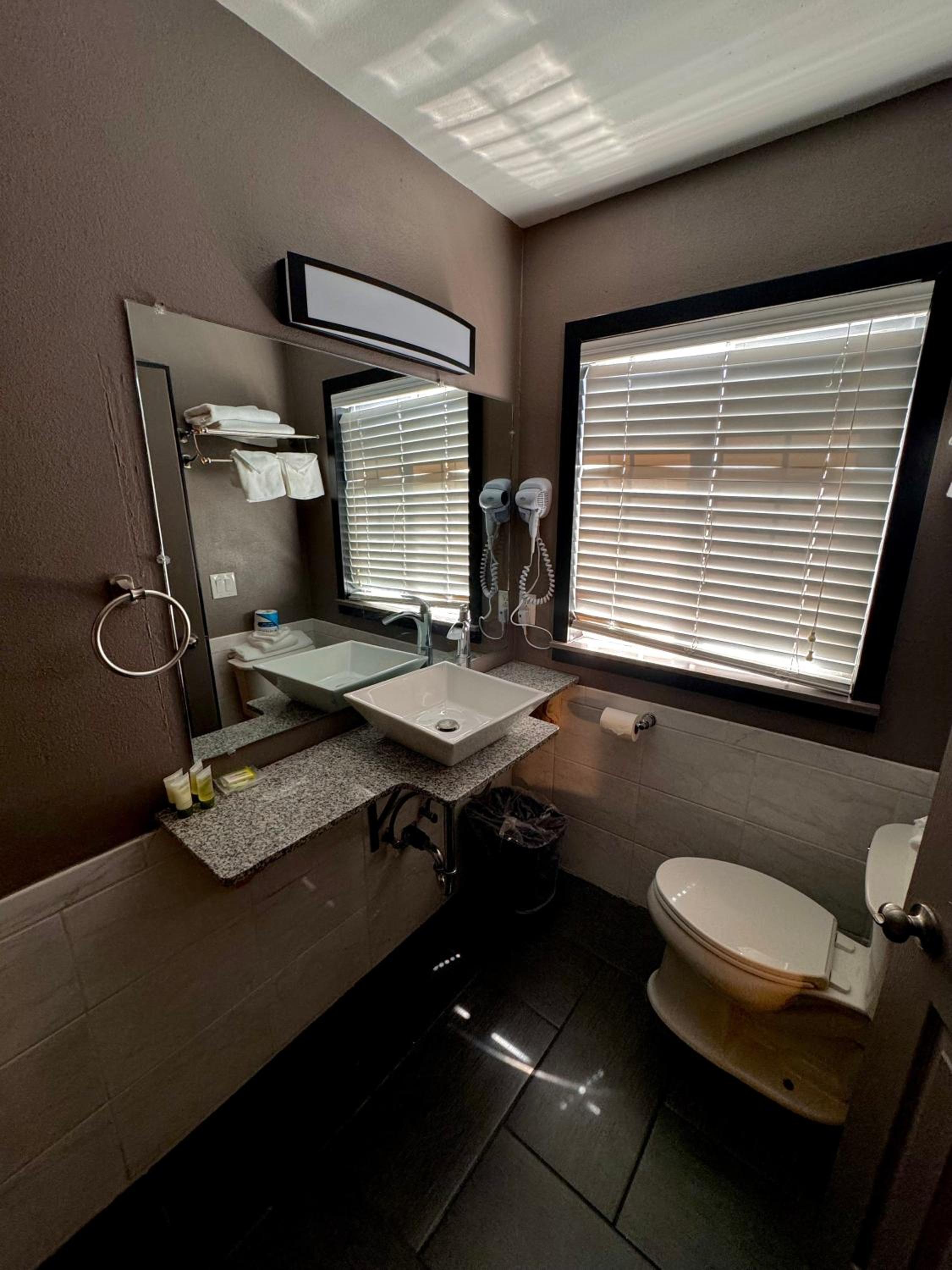 Queen Suite with Spa Bath - Photo 5