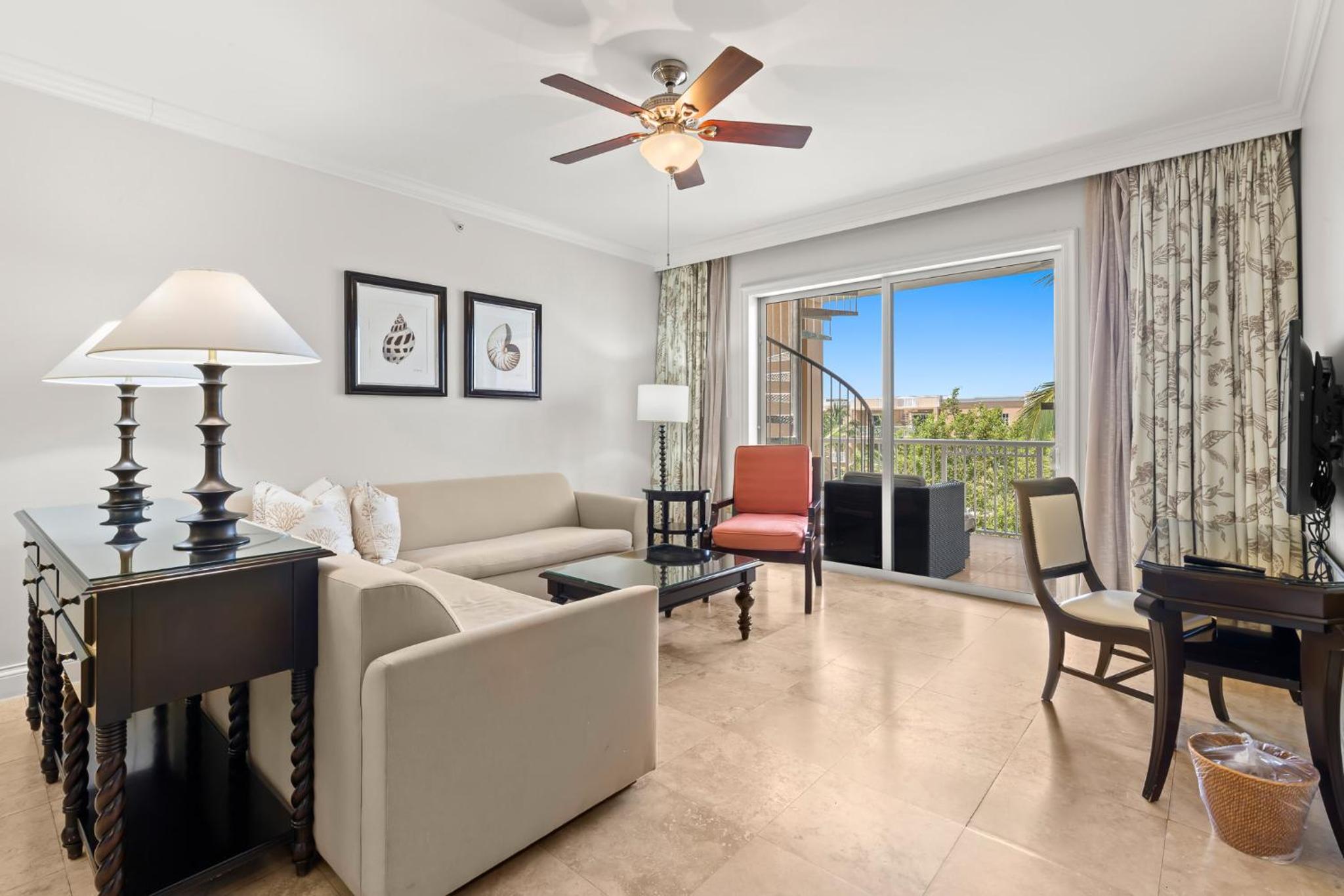 Top Floor Pool View 1br Condo With Rooftop Balcony