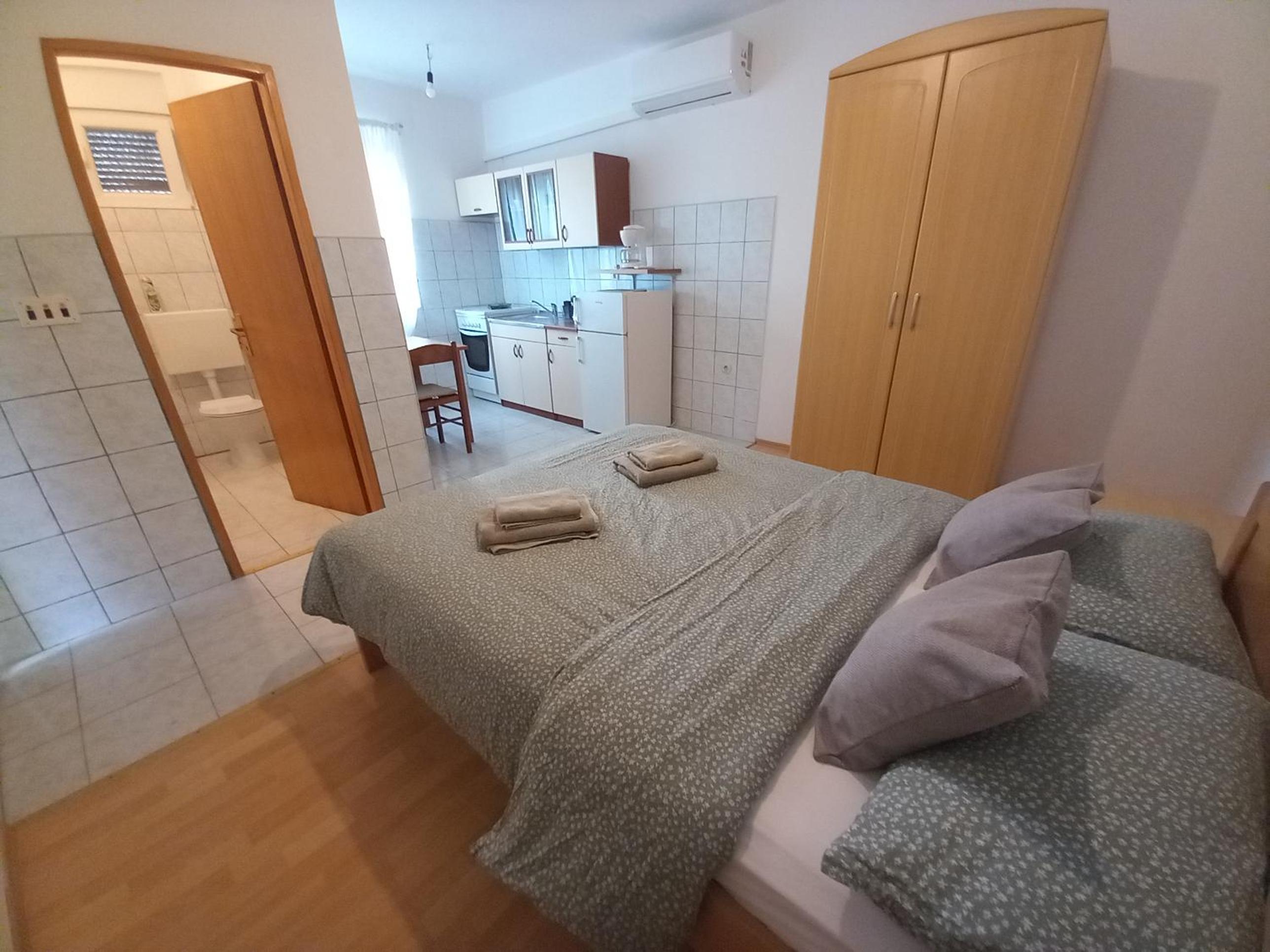 One-Bedroom Apartment photo 1