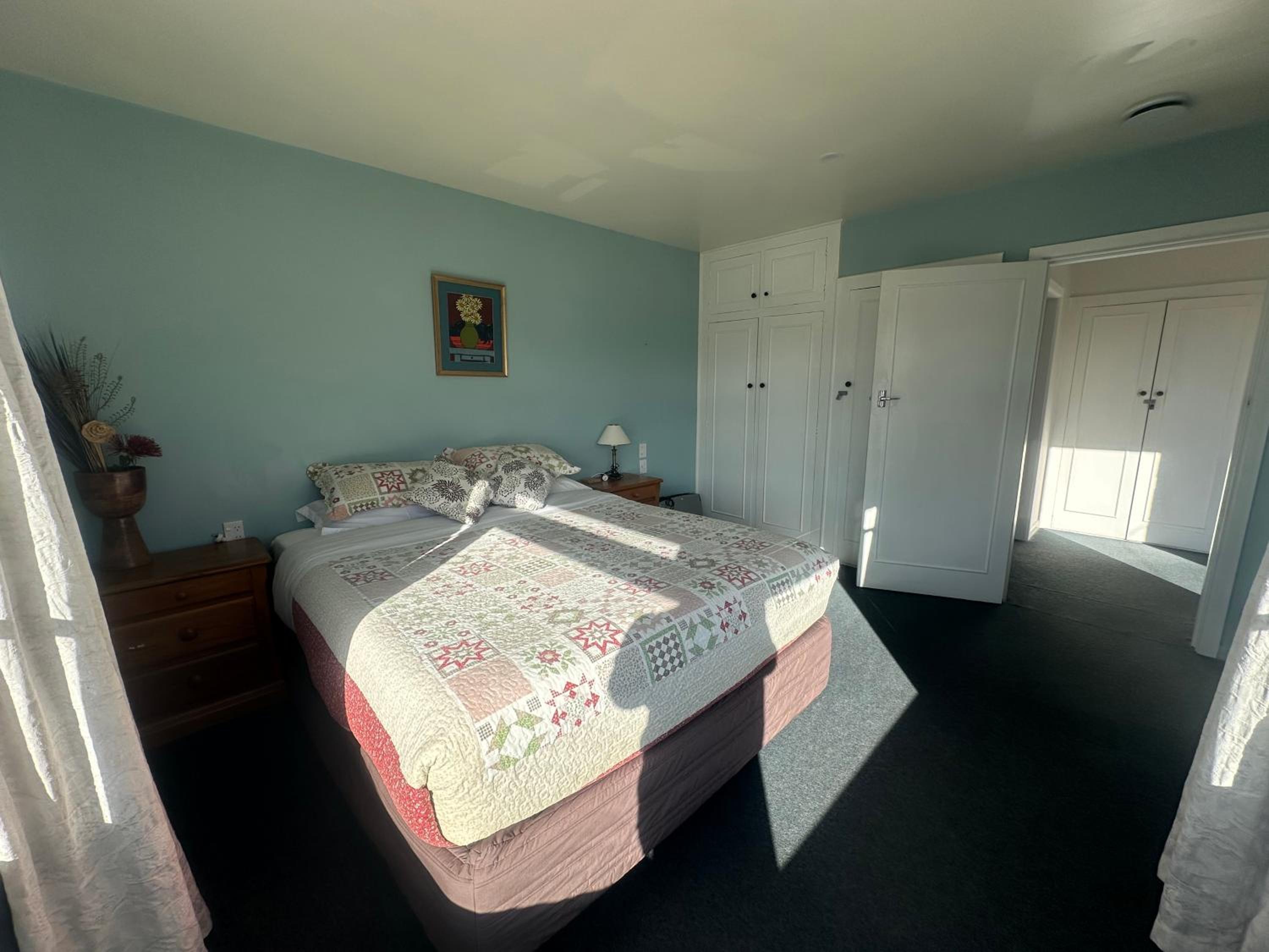 Five-Bedroom House - Photo 28
