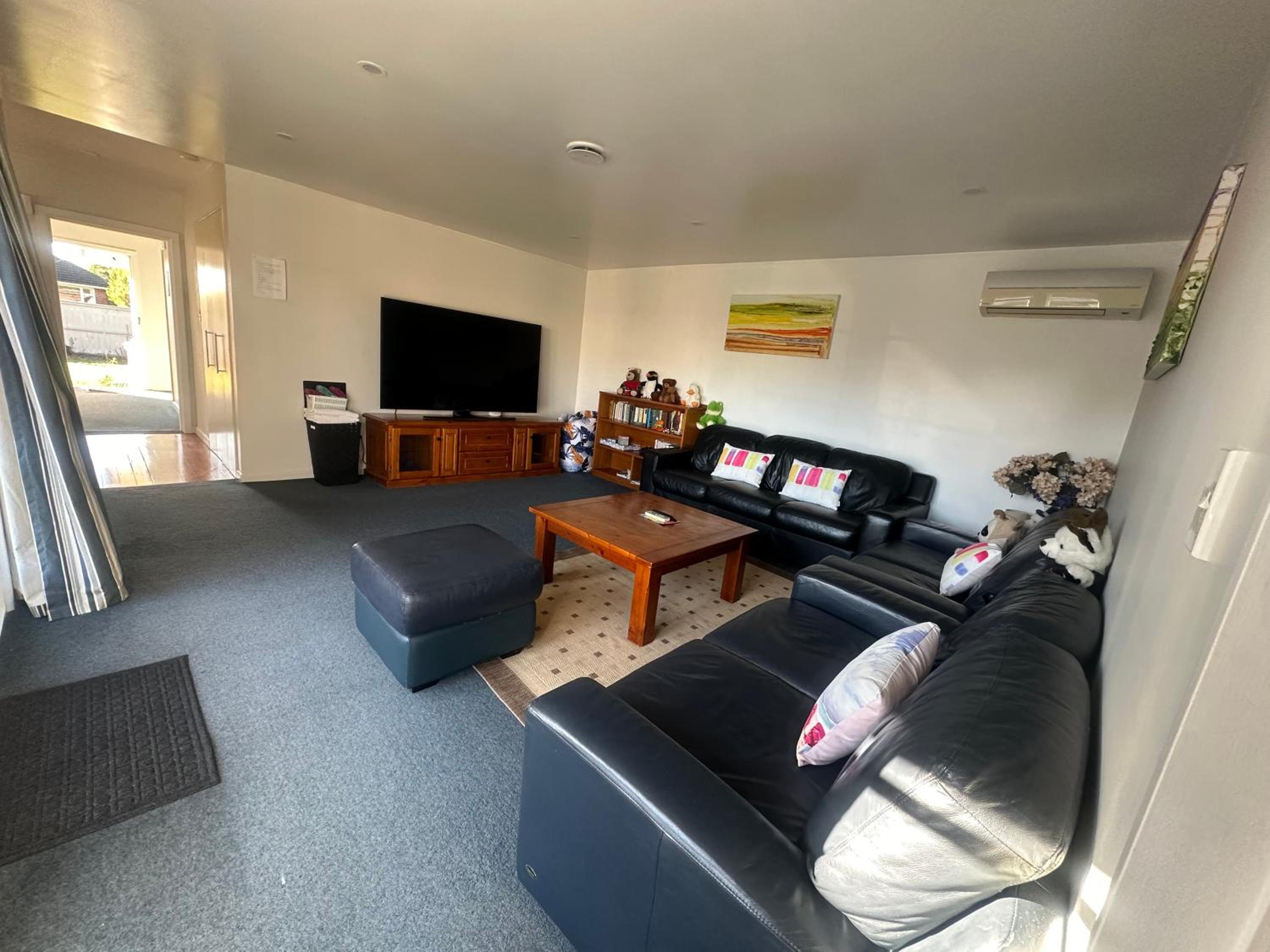 Five-Bedroom House - Photo 34