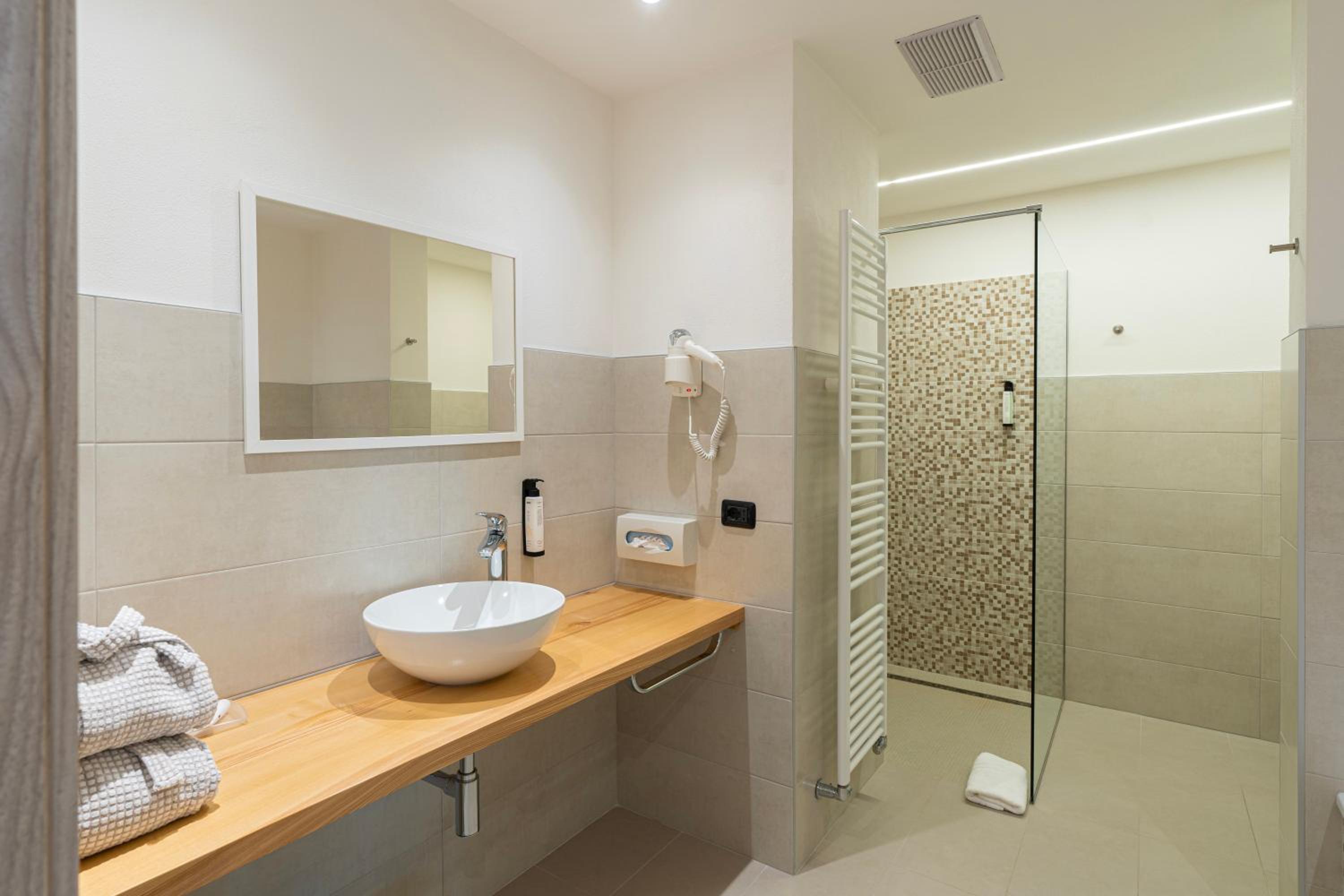Superior Double or Twin Room - Photo 7