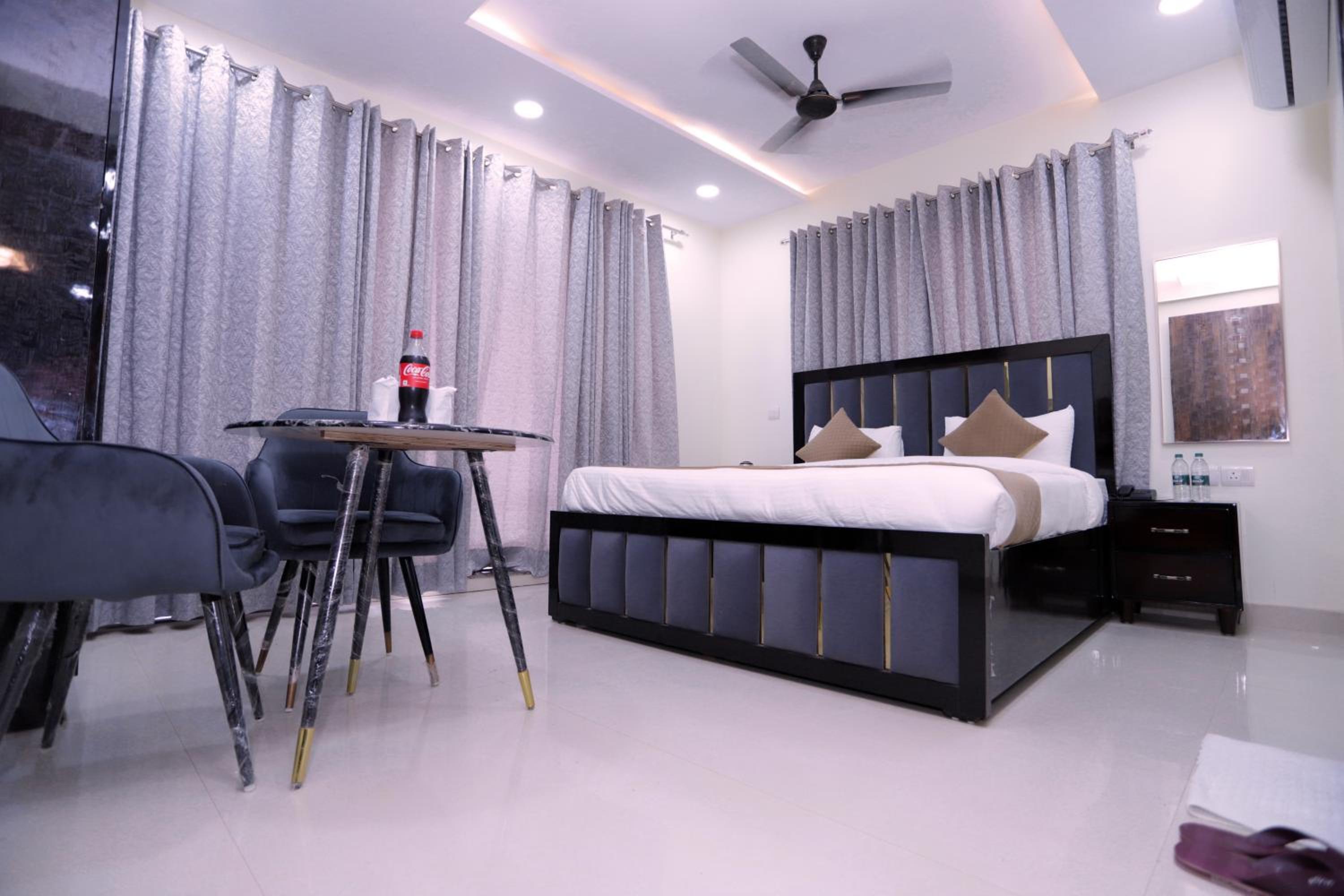 Deluxe Double Room with Balcony photo 3