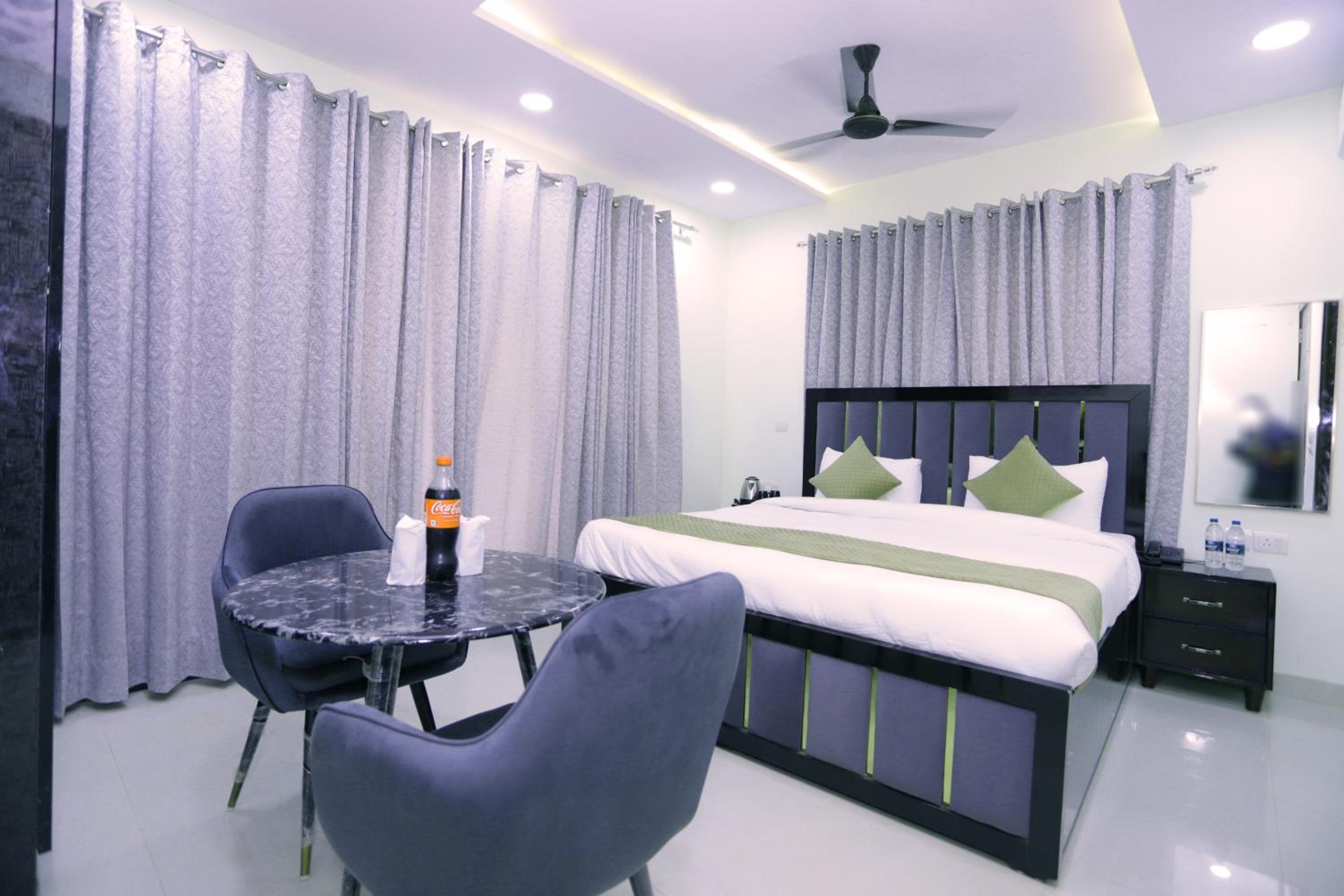 Deluxe Double Room with Balcony photo 2