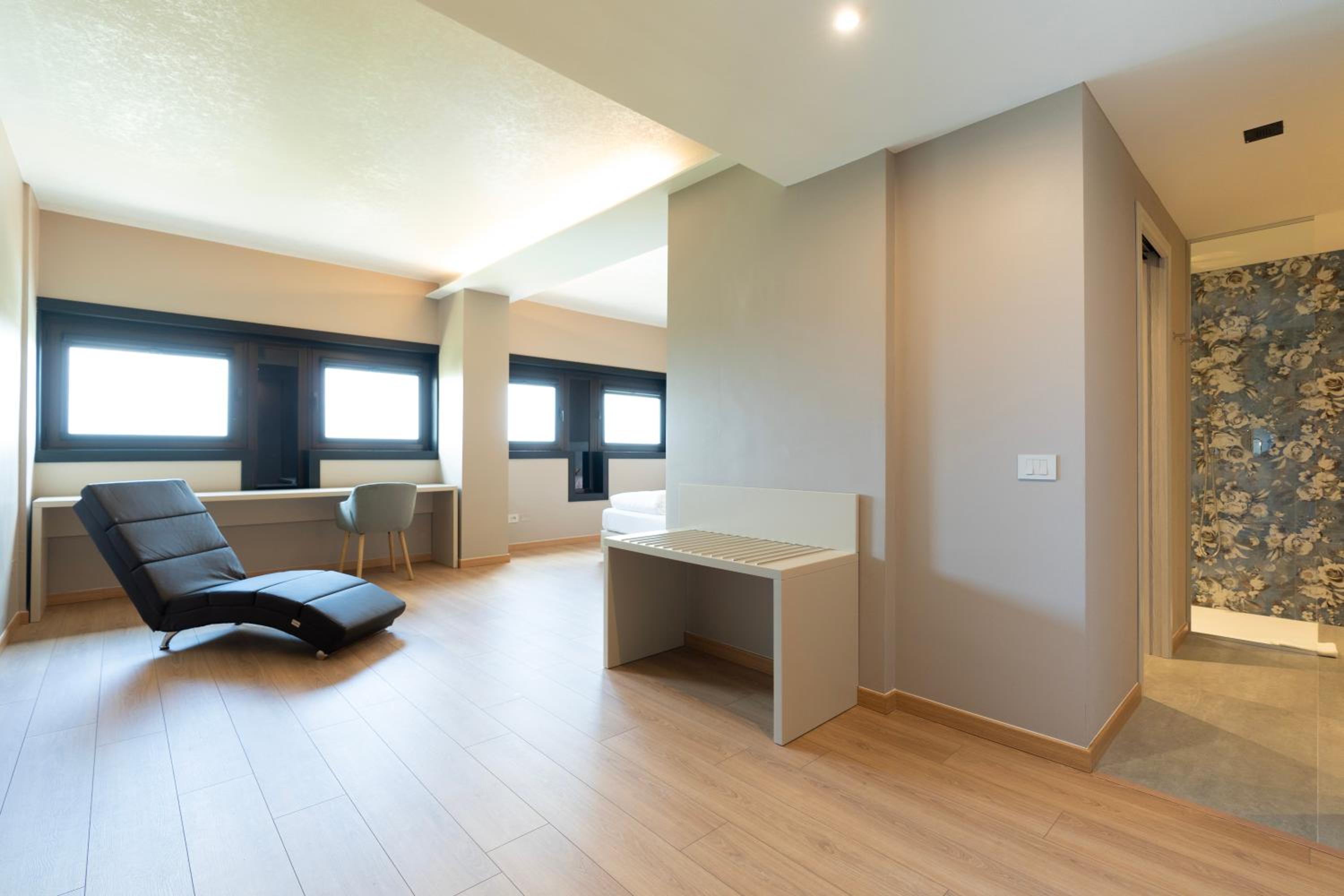 Suite - Photo 10