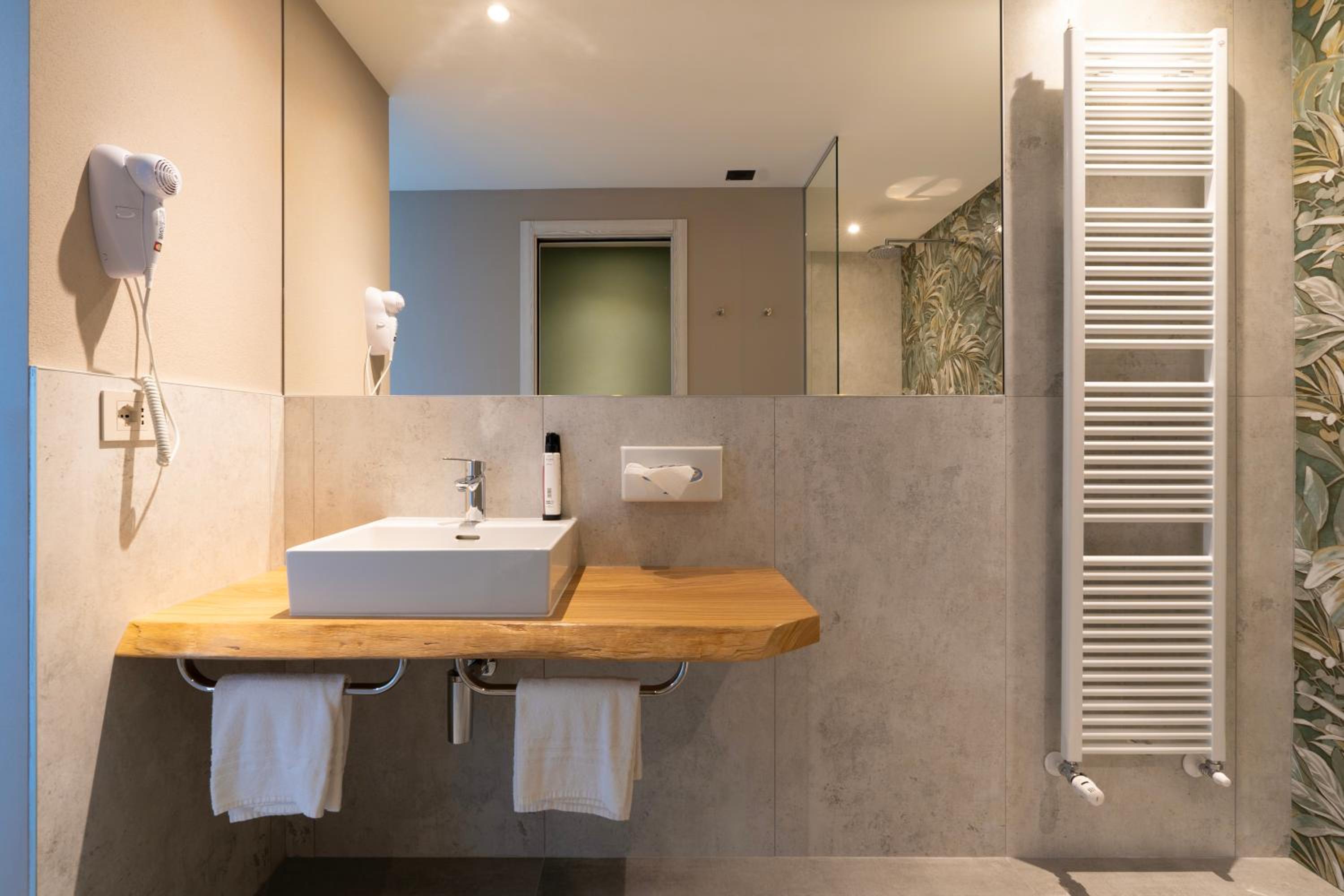 Suite - Photo 19