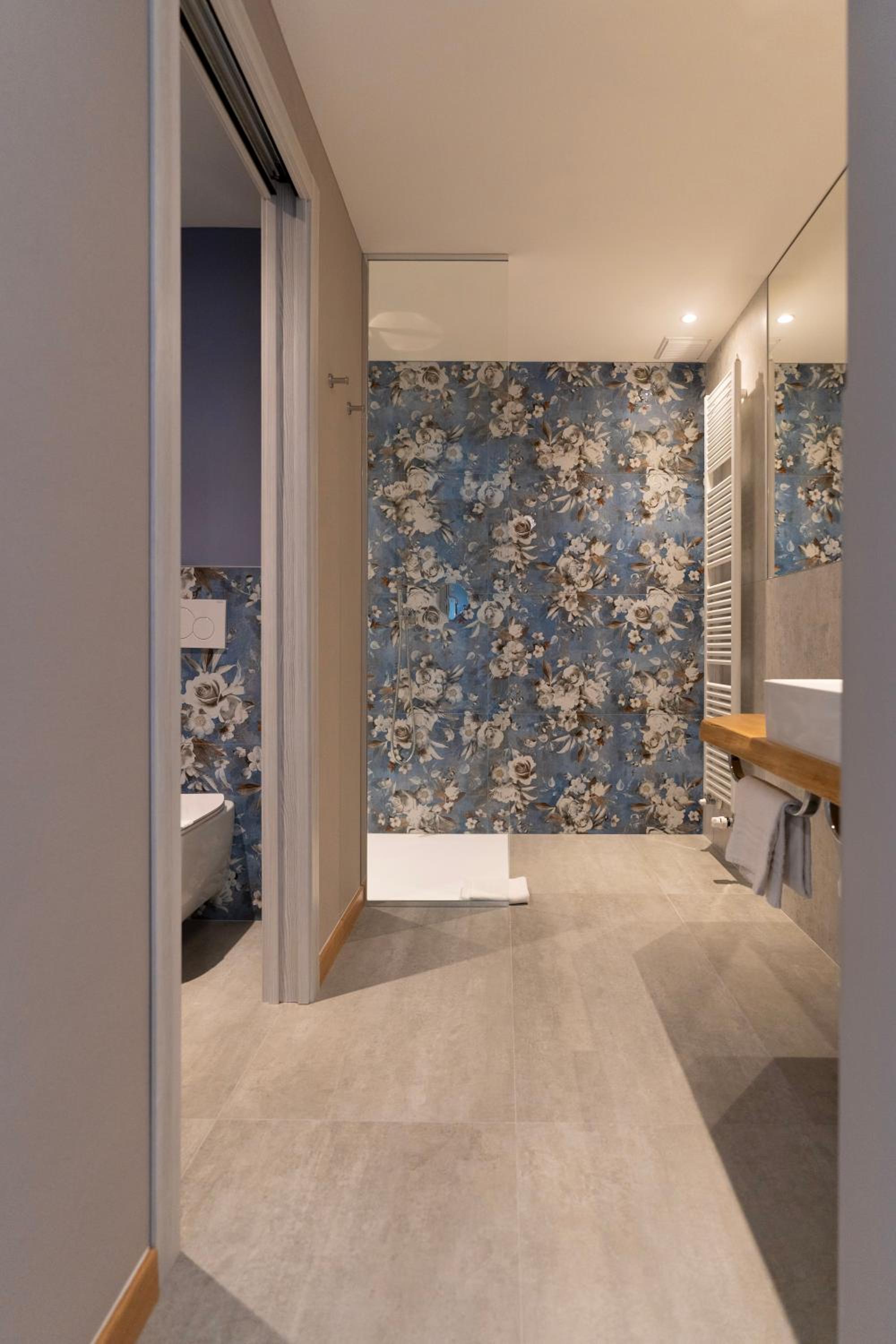 Suite - Photo 16