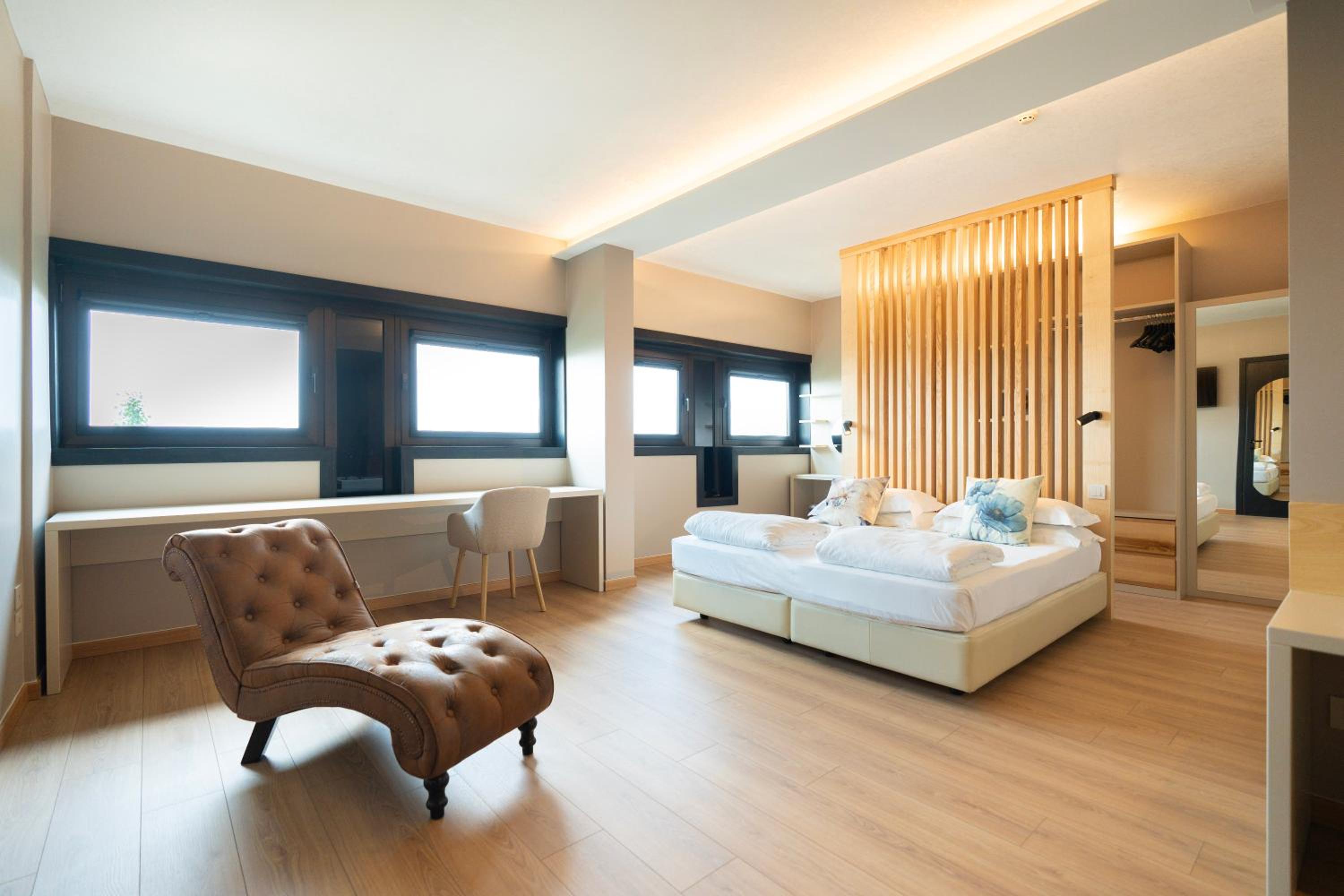 Suite - Photo 1