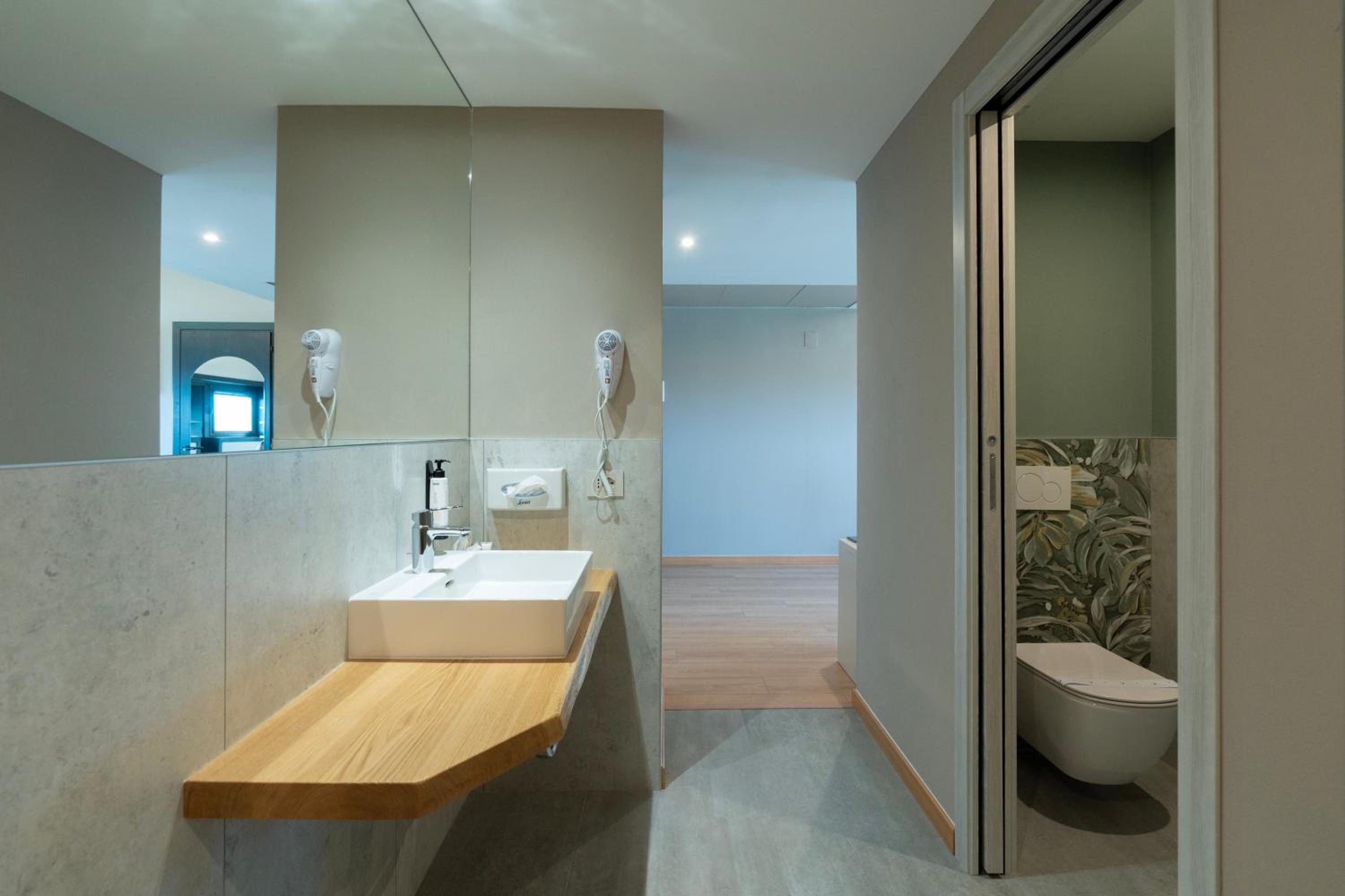 Suite - Photo 28