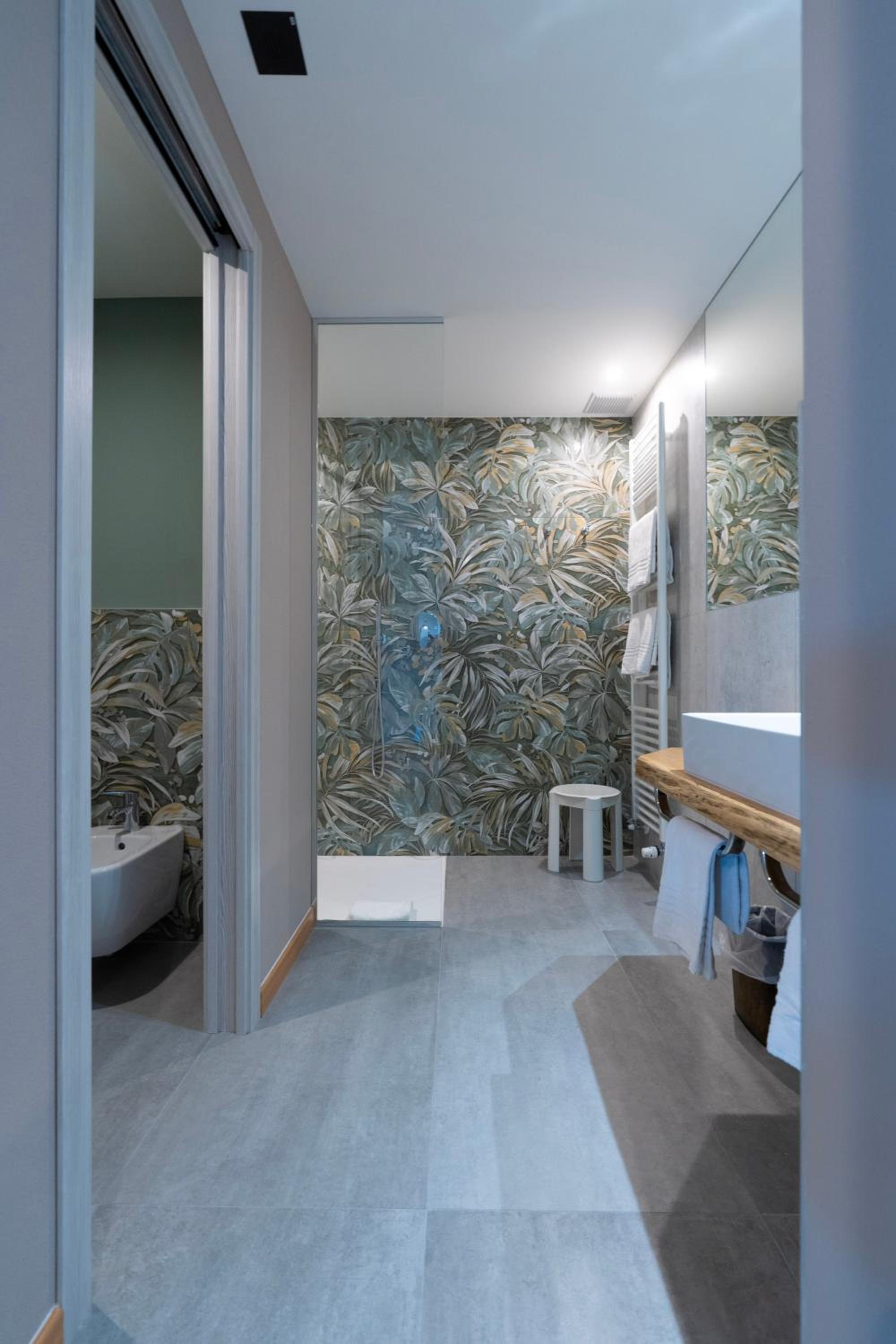 Suite - Photo 26