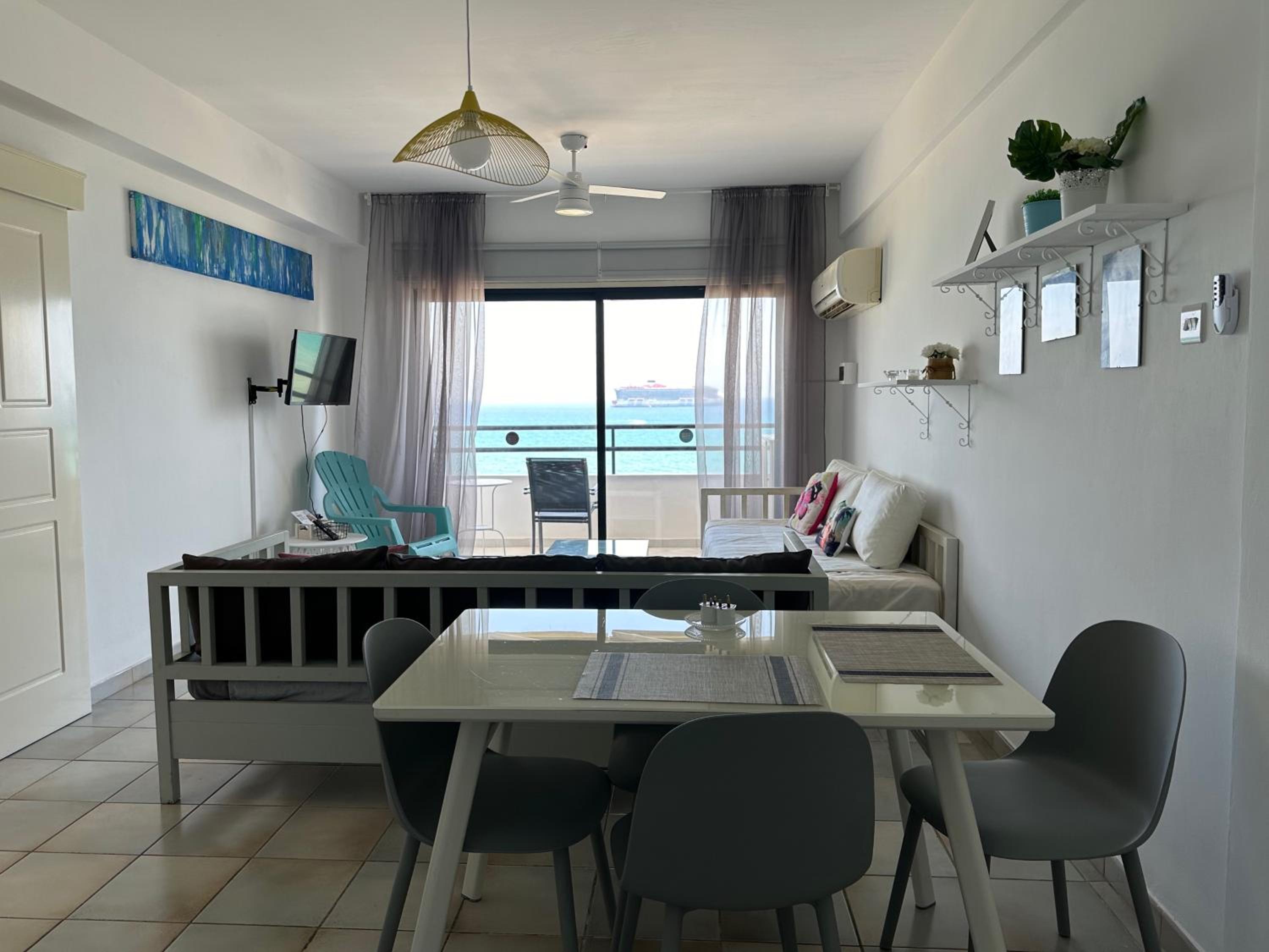 One-Bedroom Apartment with Sea View photo 1