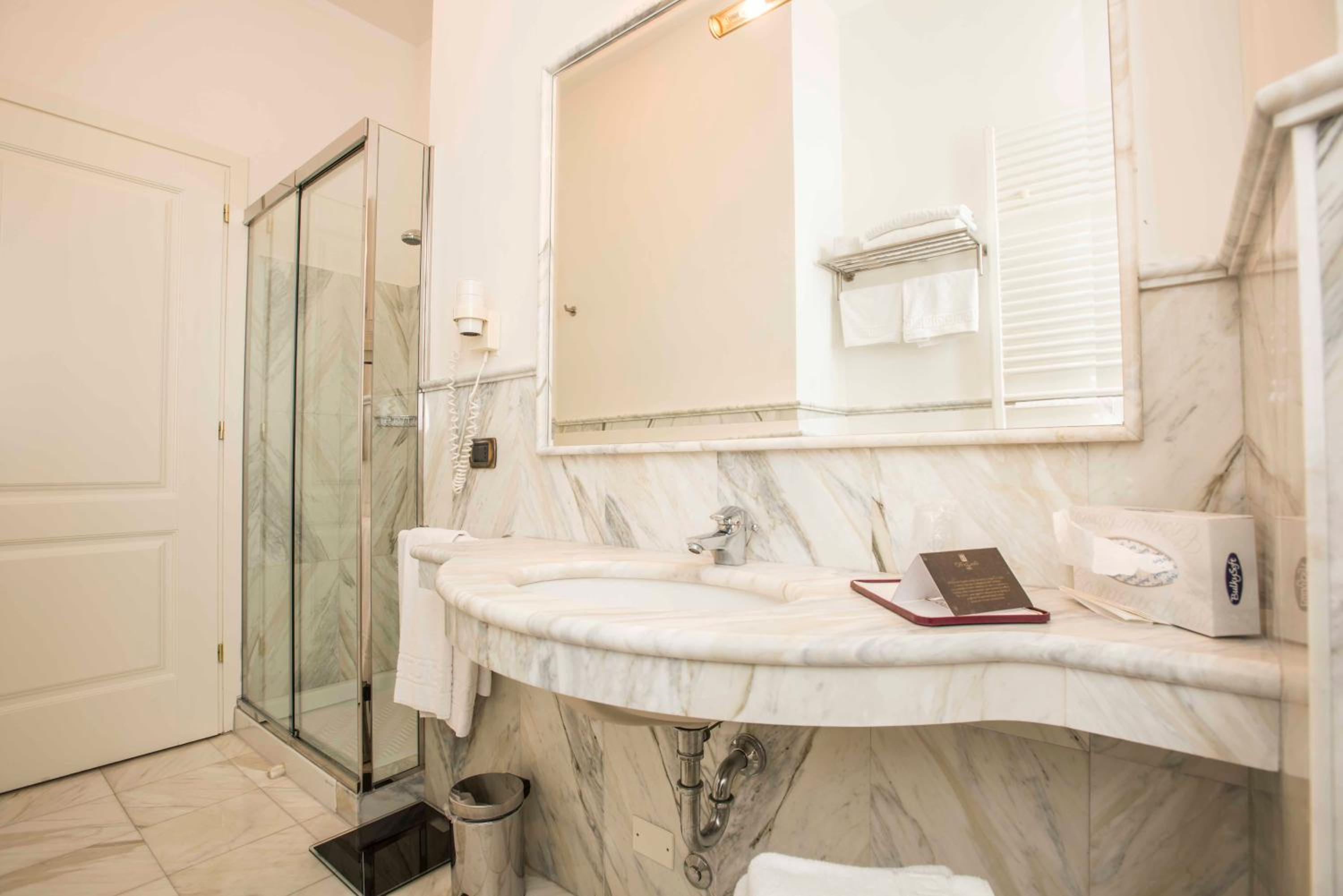 Deluxe Double Room with Spa Access - Photo 13