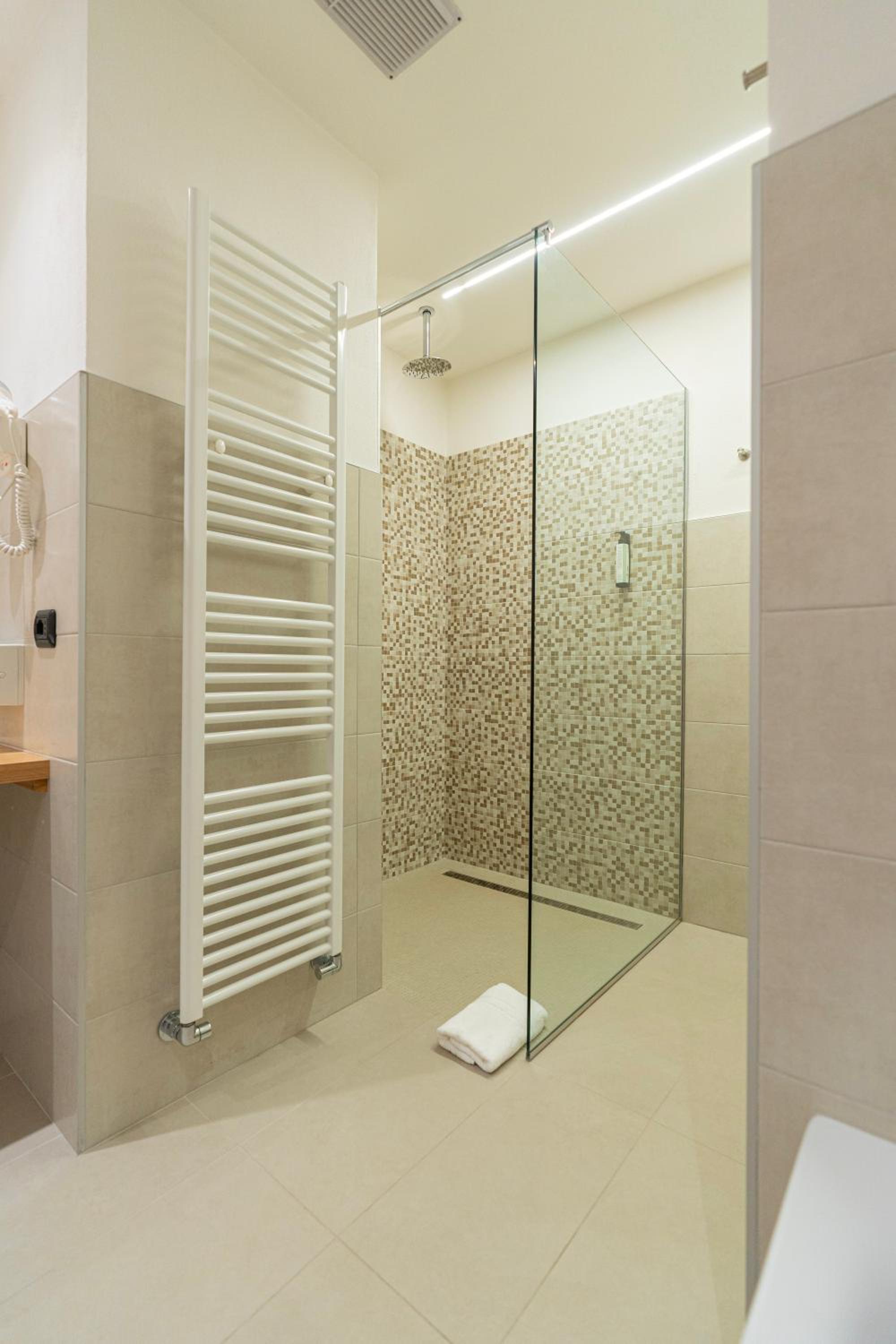 Superior Double or Twin Room - Photo 19
