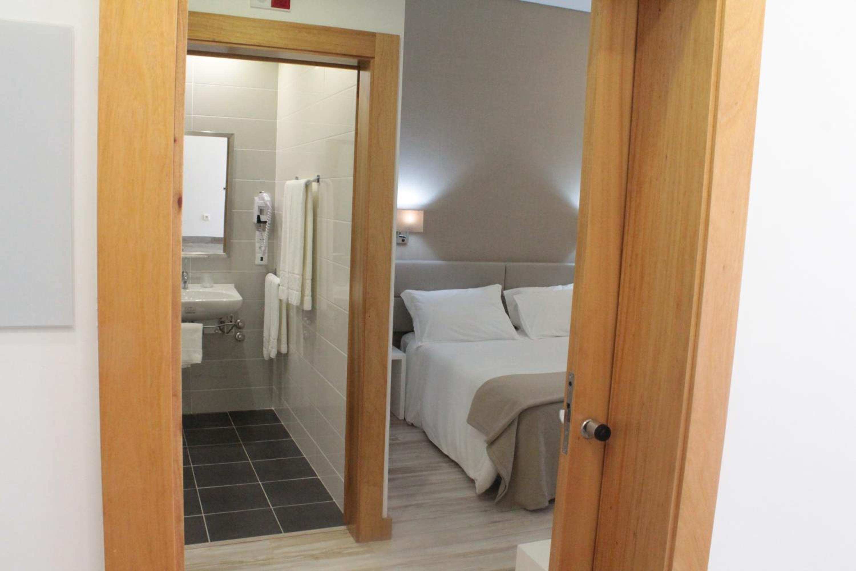 Double or Twin Room - Photo 11