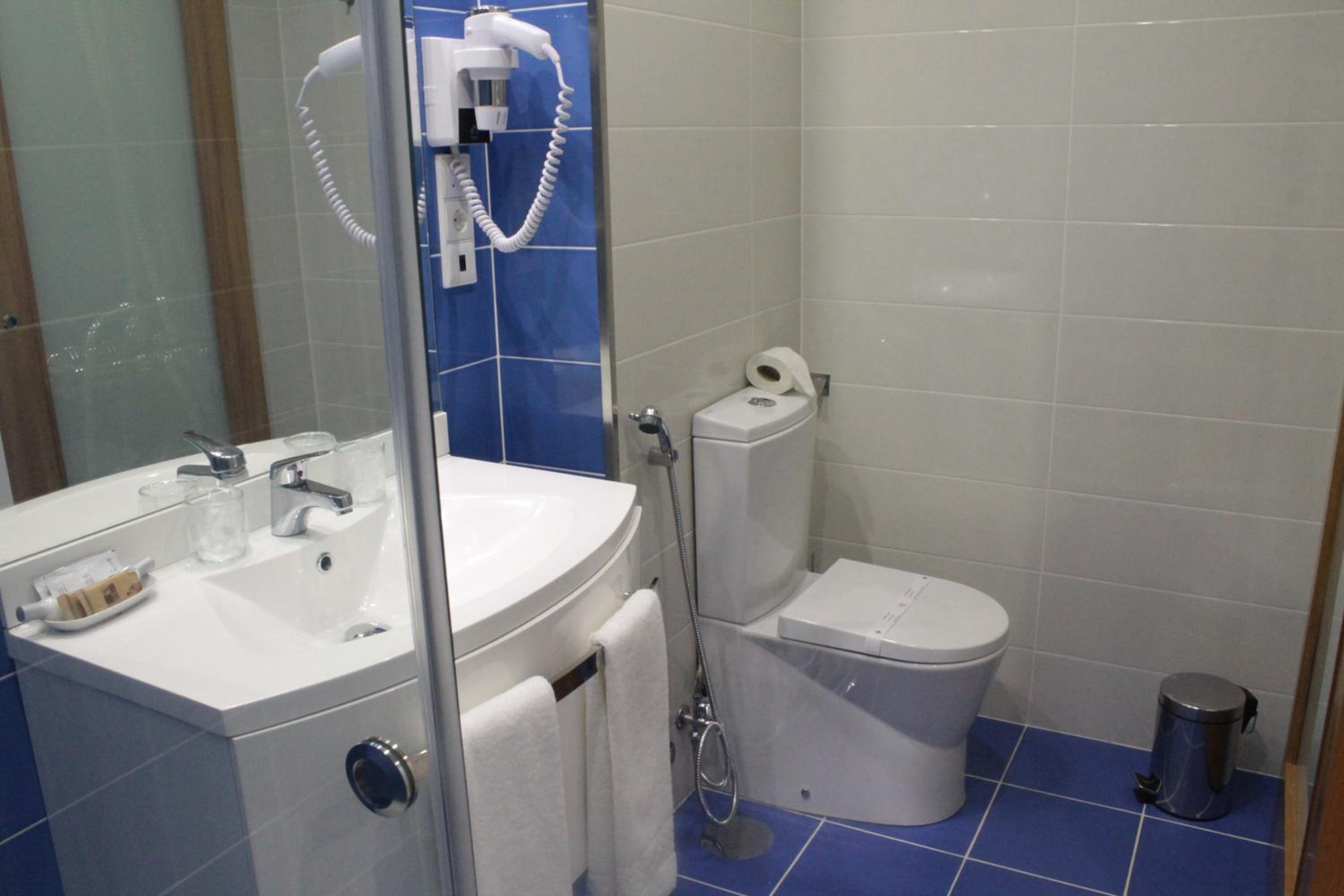 Double or Twin Room - Photo 8