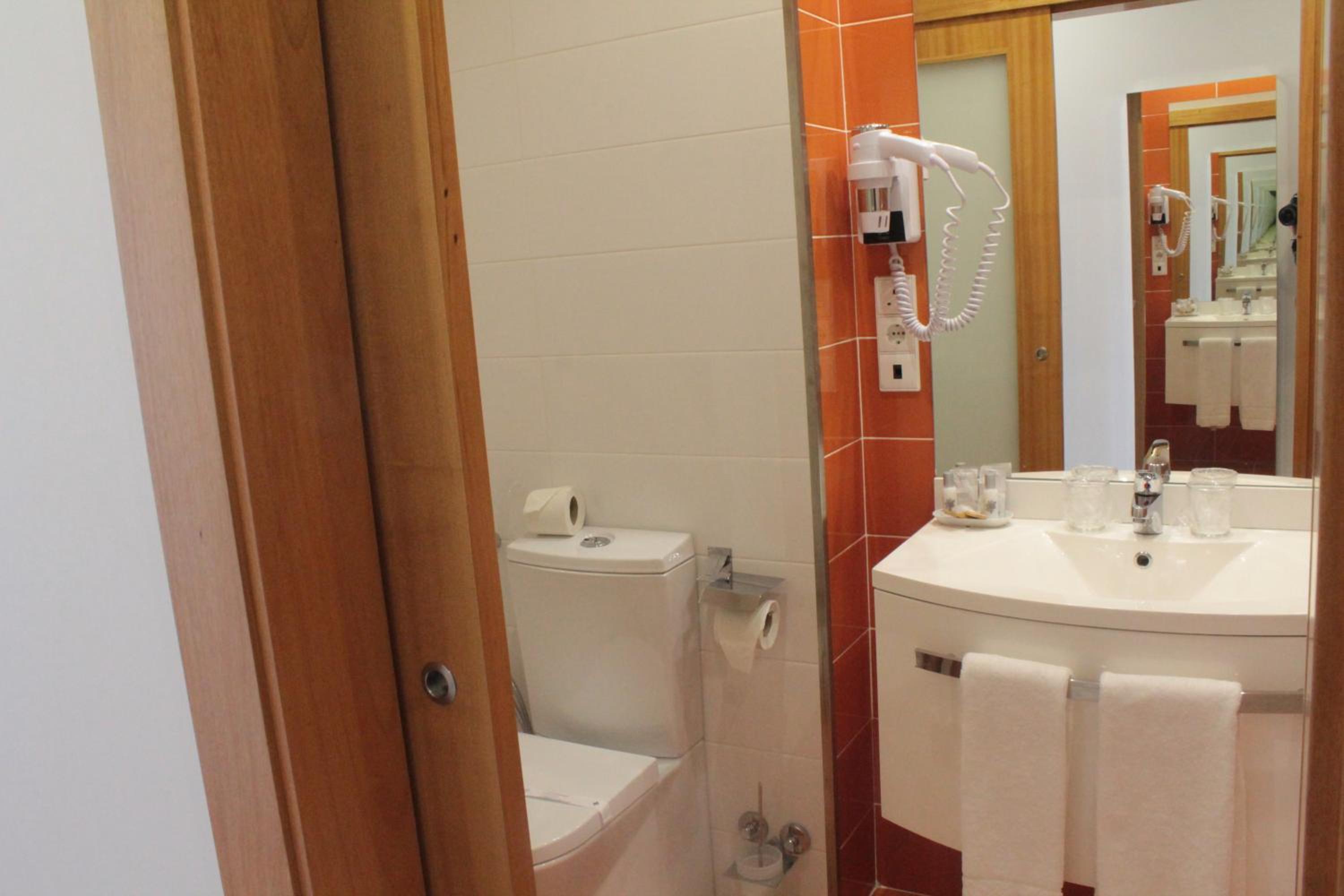 Double or Twin Room - Photo 18