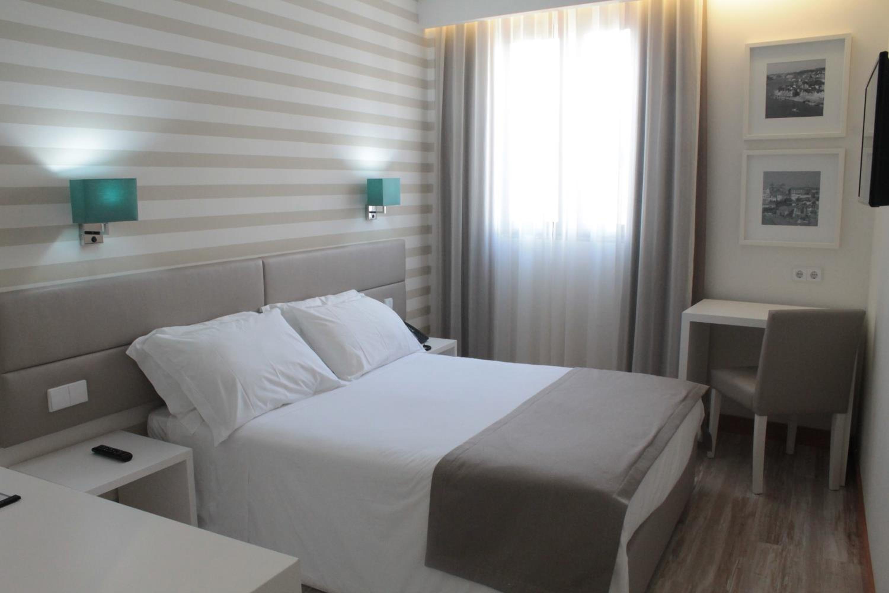Double or Twin Room - Photo 4