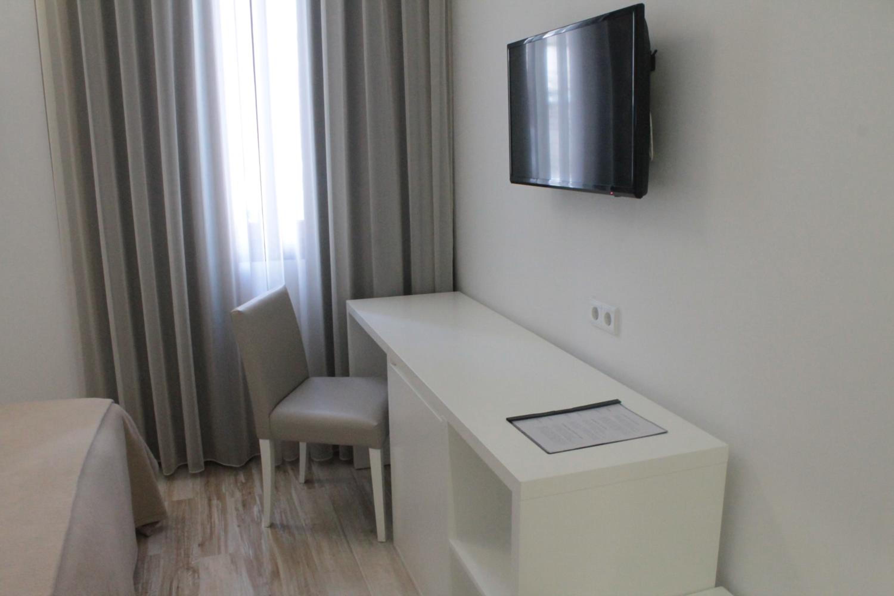 Double or Twin Room - Photo 15