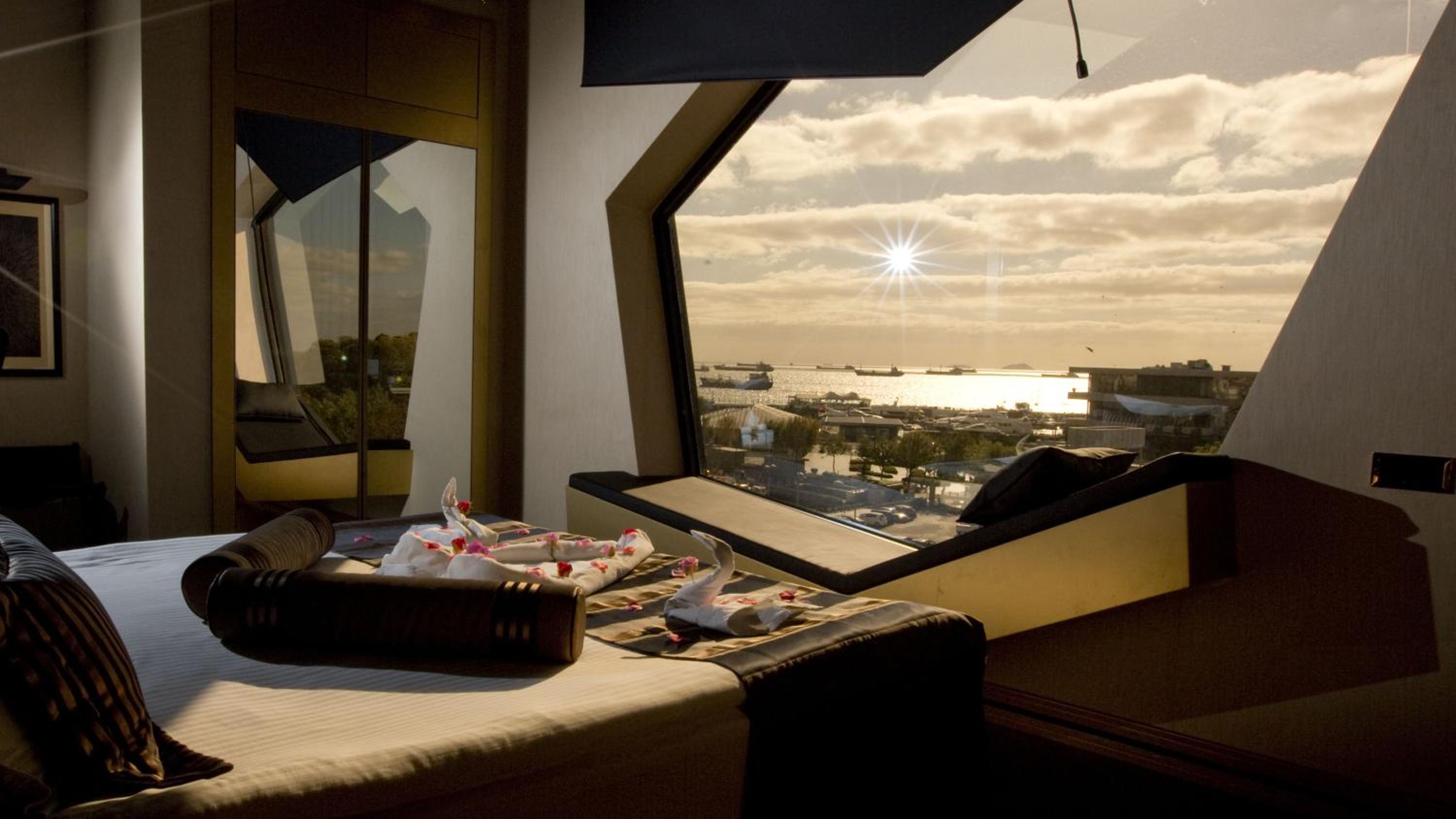 Sea View Premium Suite with Spa Bath photo 2