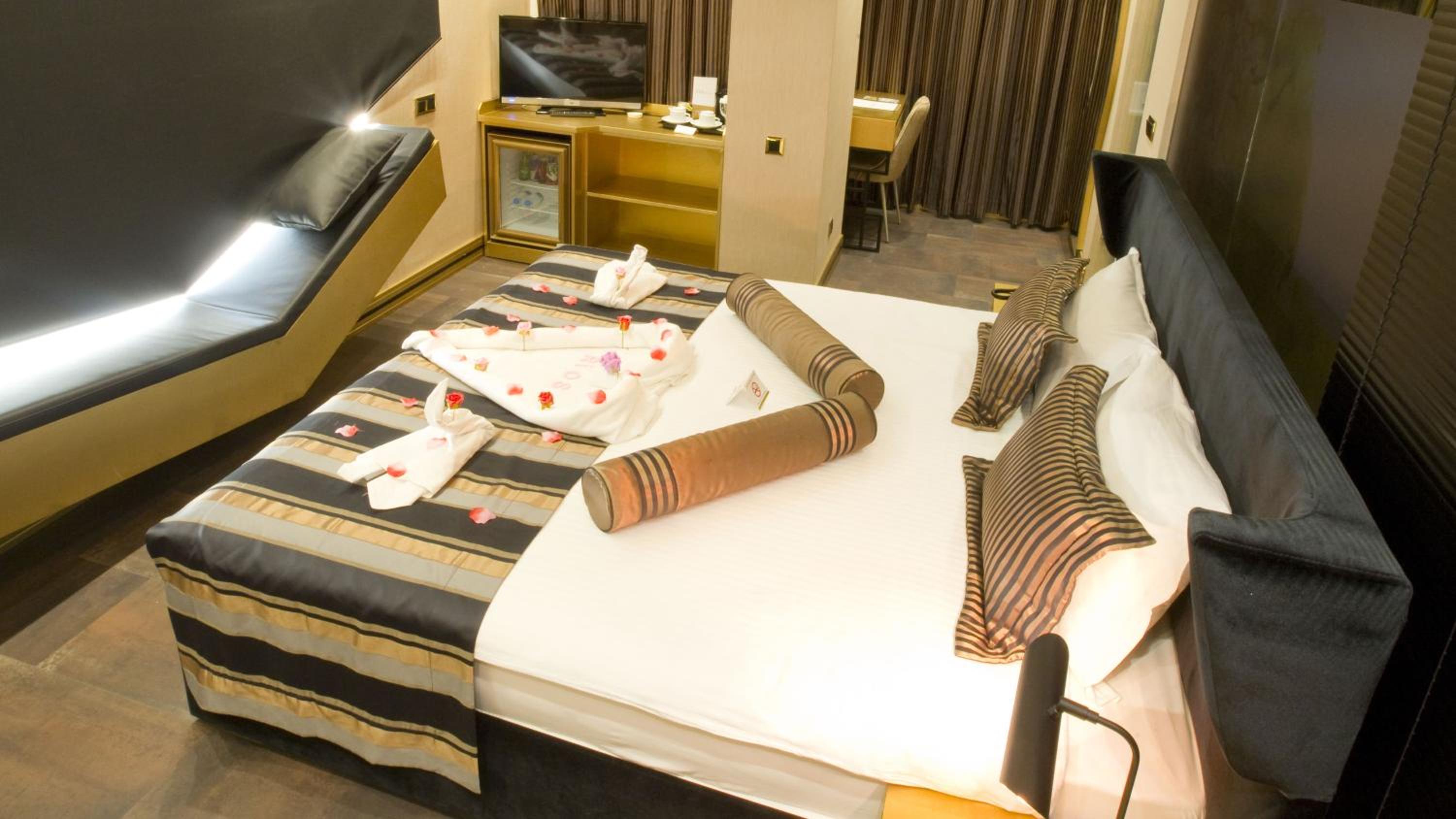 Sea View Premium Suite with Spa Bath photo 3