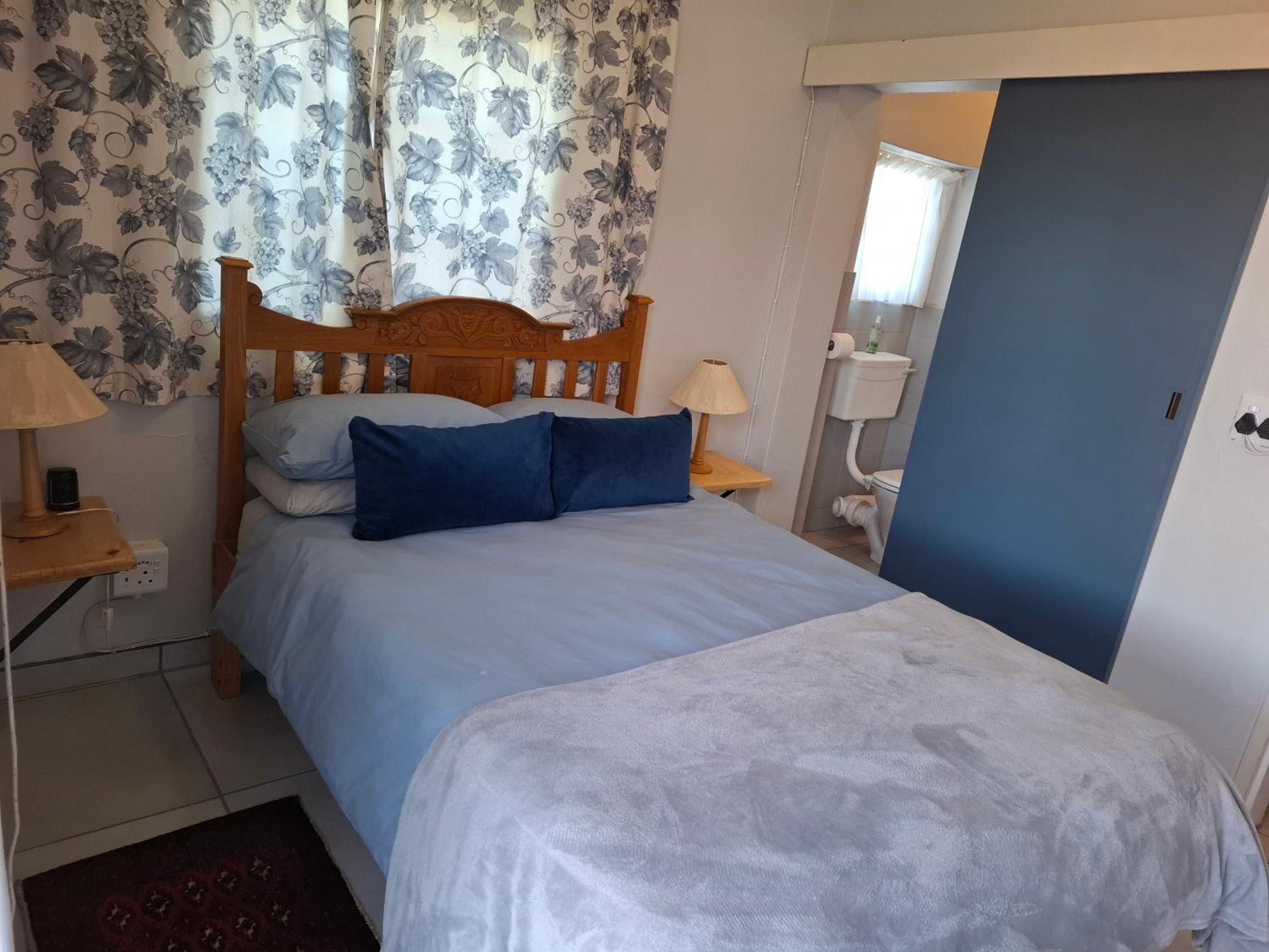 One-Bedroom Apartment - Photo 2