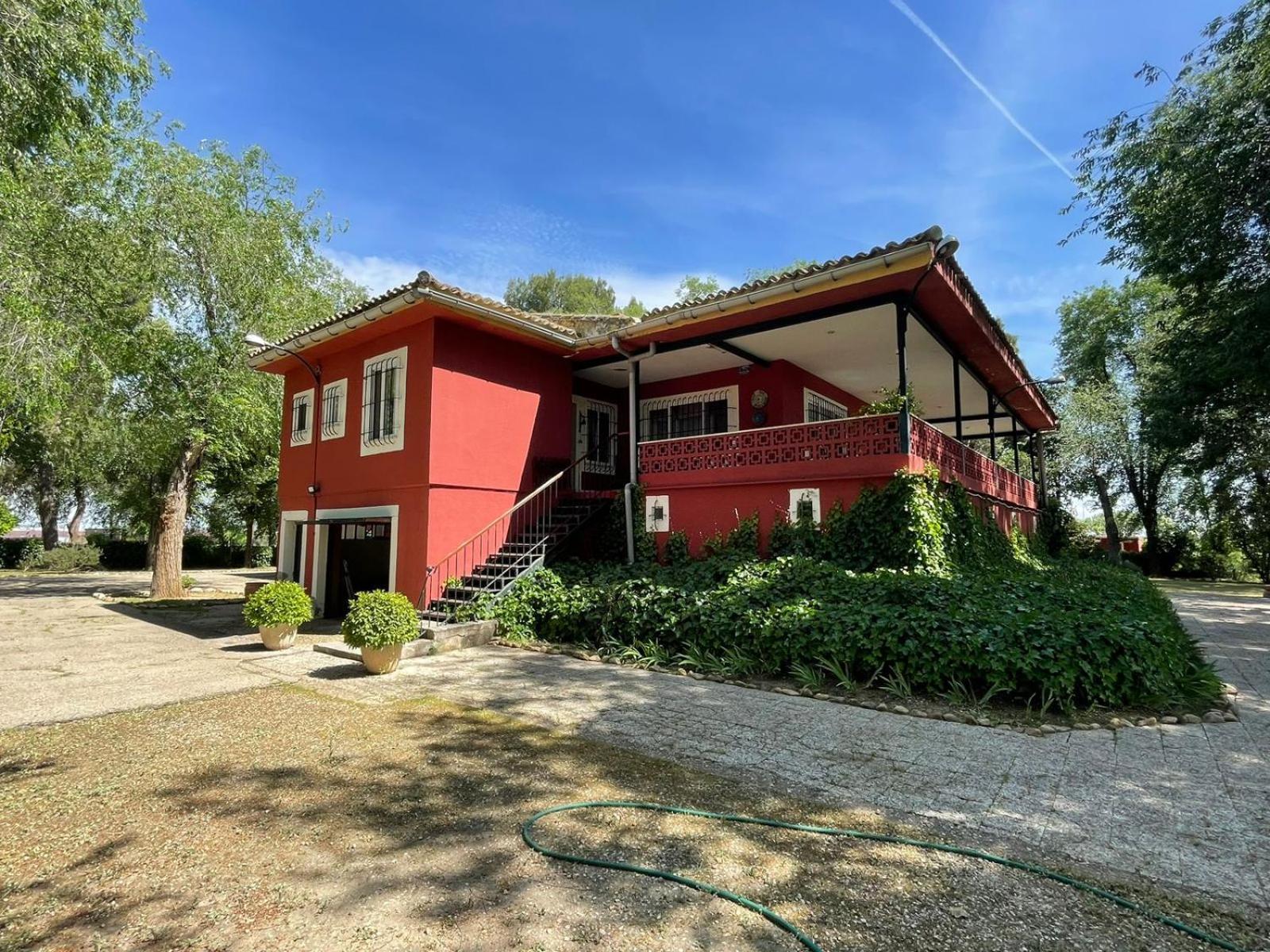 Five-Bedroom House photo 2