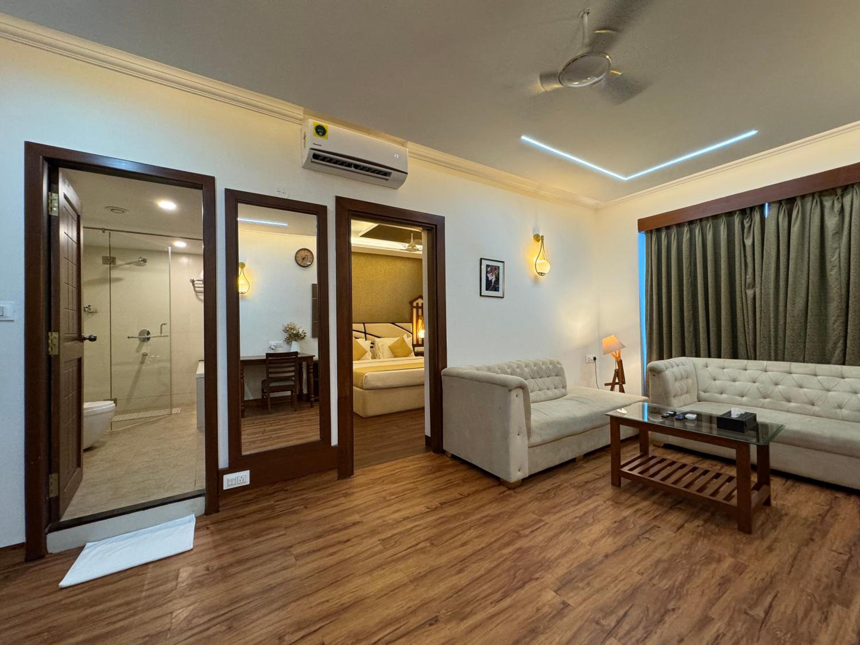 Suite with Bathtub - Photo 1