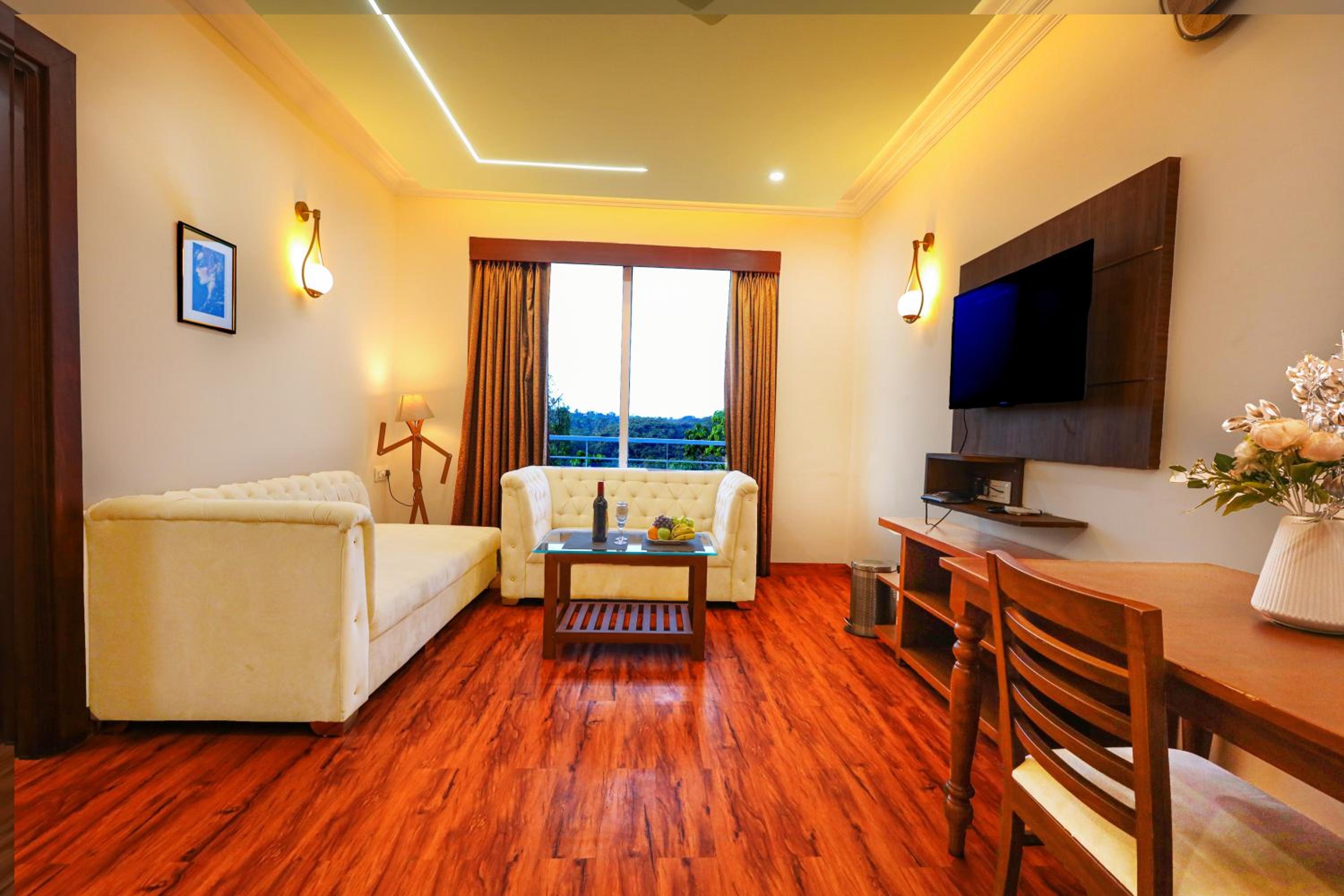 Suite with Bathtub - Photo 3