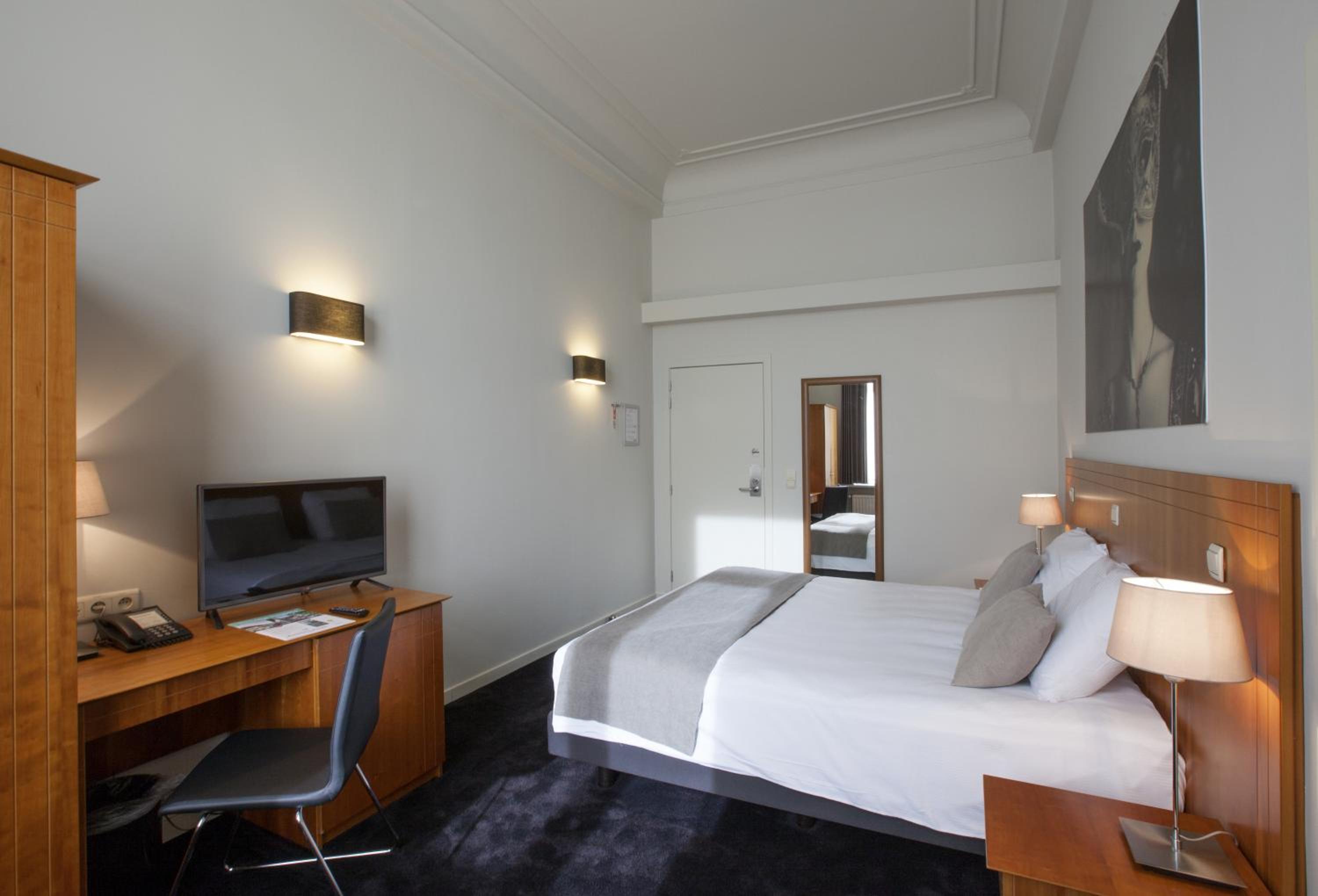 Standard Double or Twin Room with Shower - Photo 4