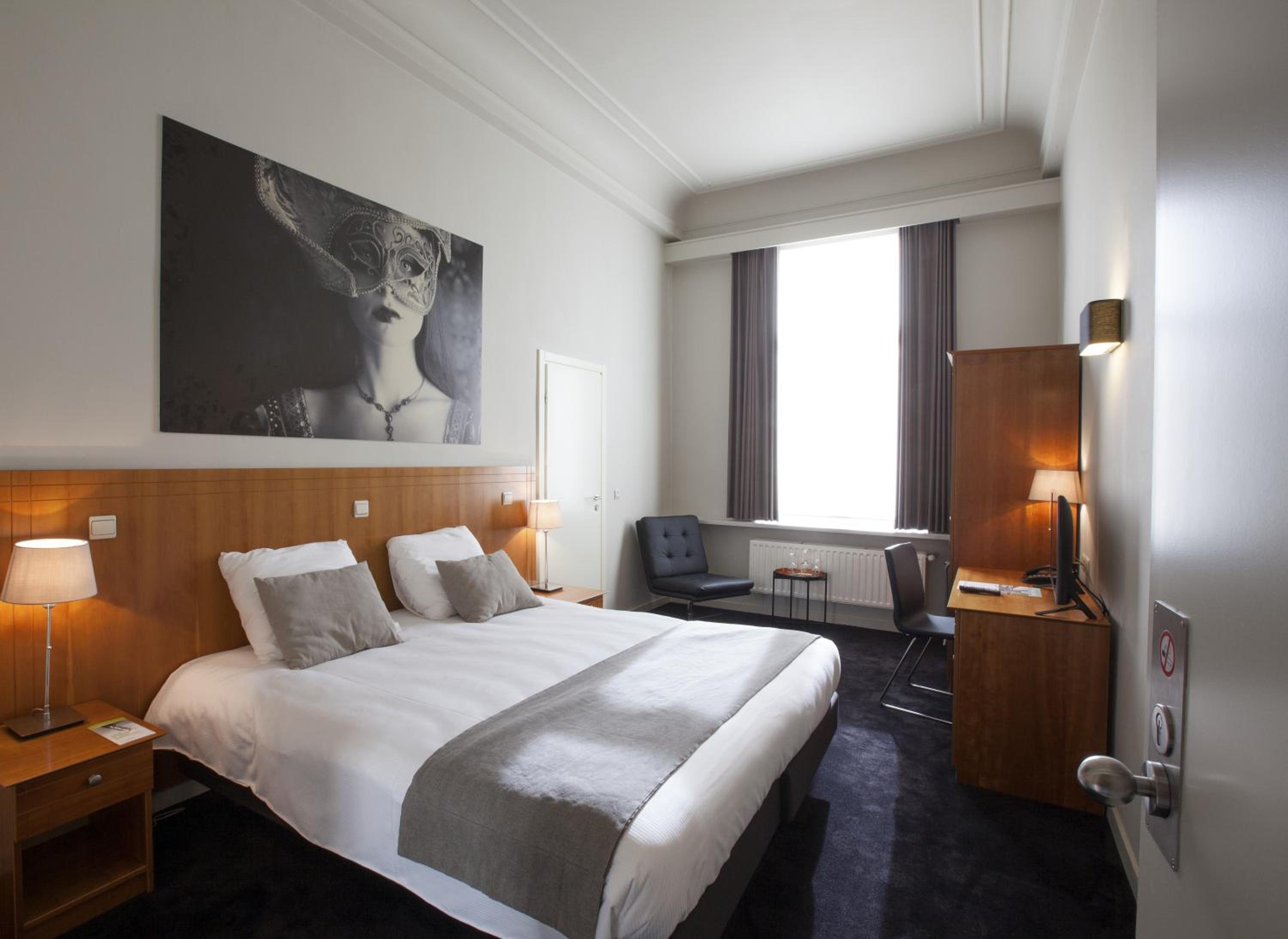 Standard Double or Twin Room with Bath - Photo 2