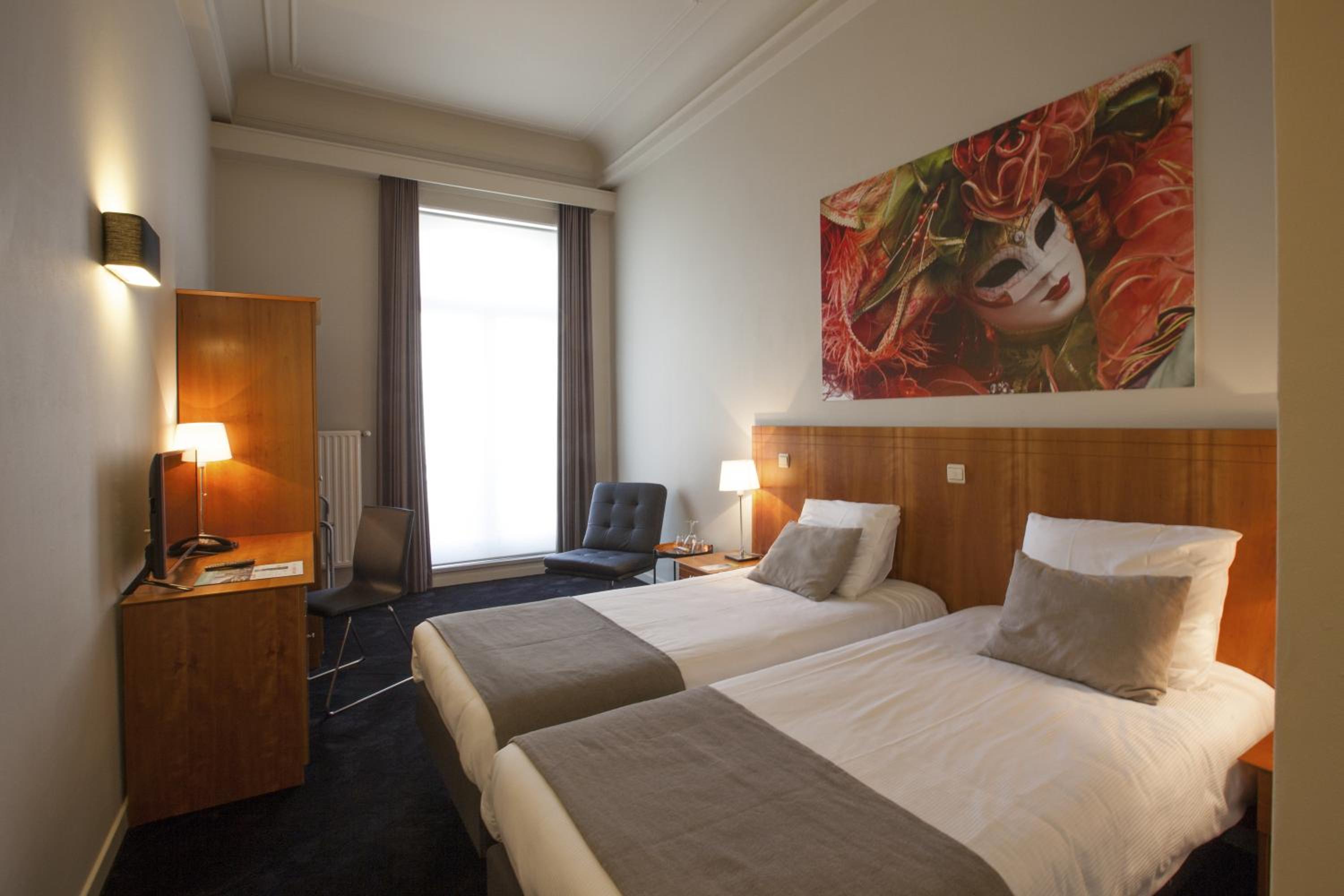 Standard Double or Twin Room with Bath - Photo 4