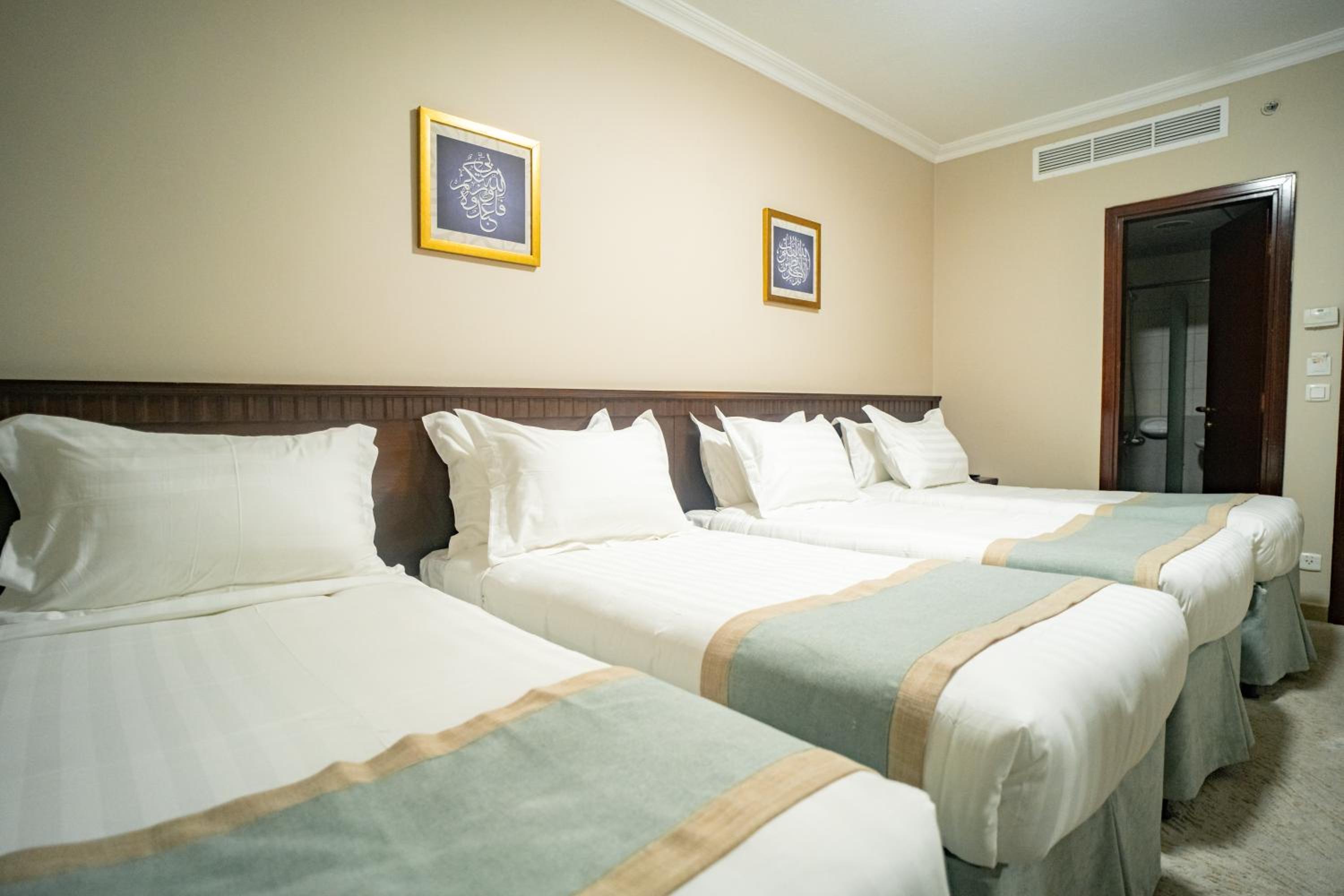 Standard Quadruple Room - Photo 4
