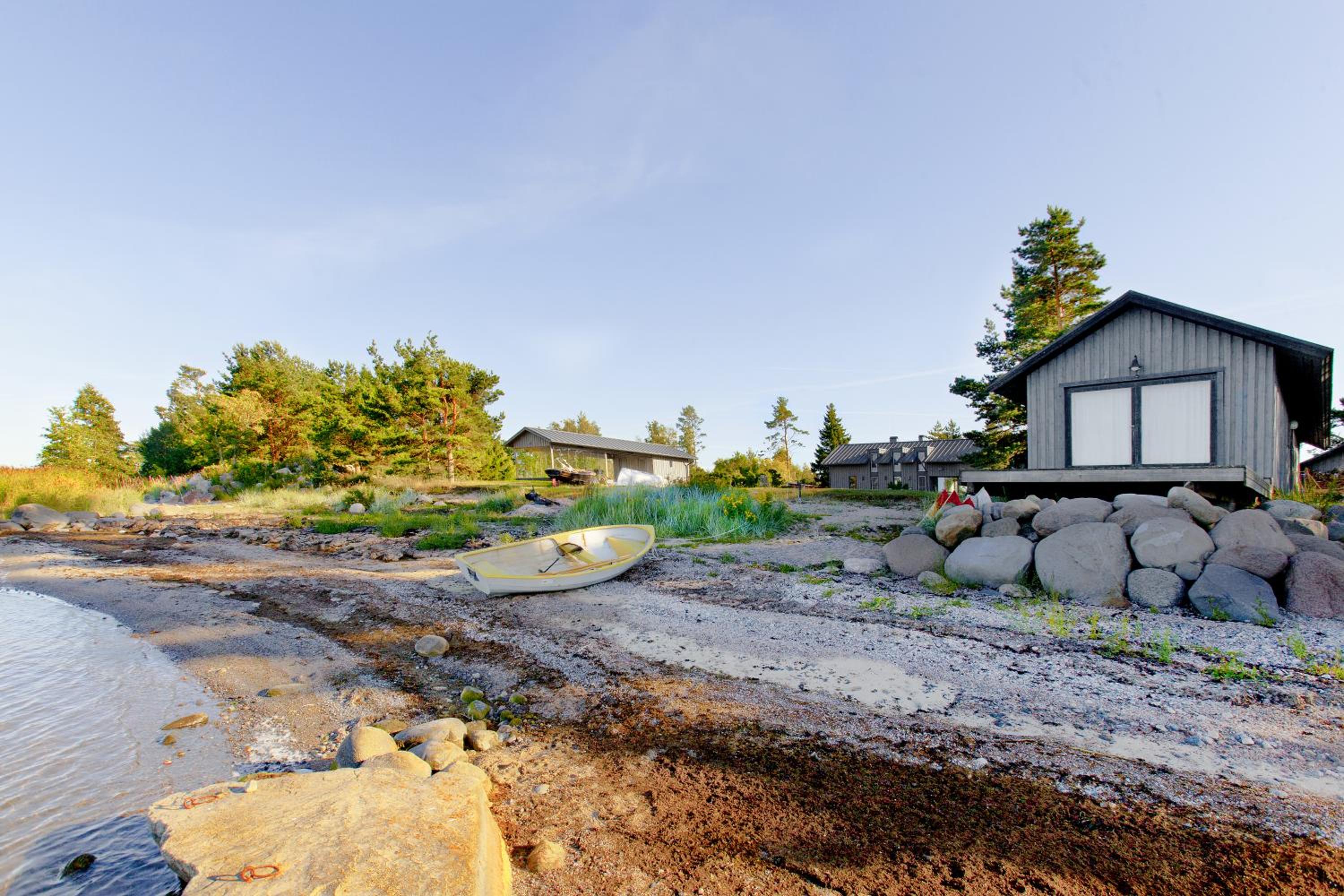 Six-Bedroom House - Photo 27