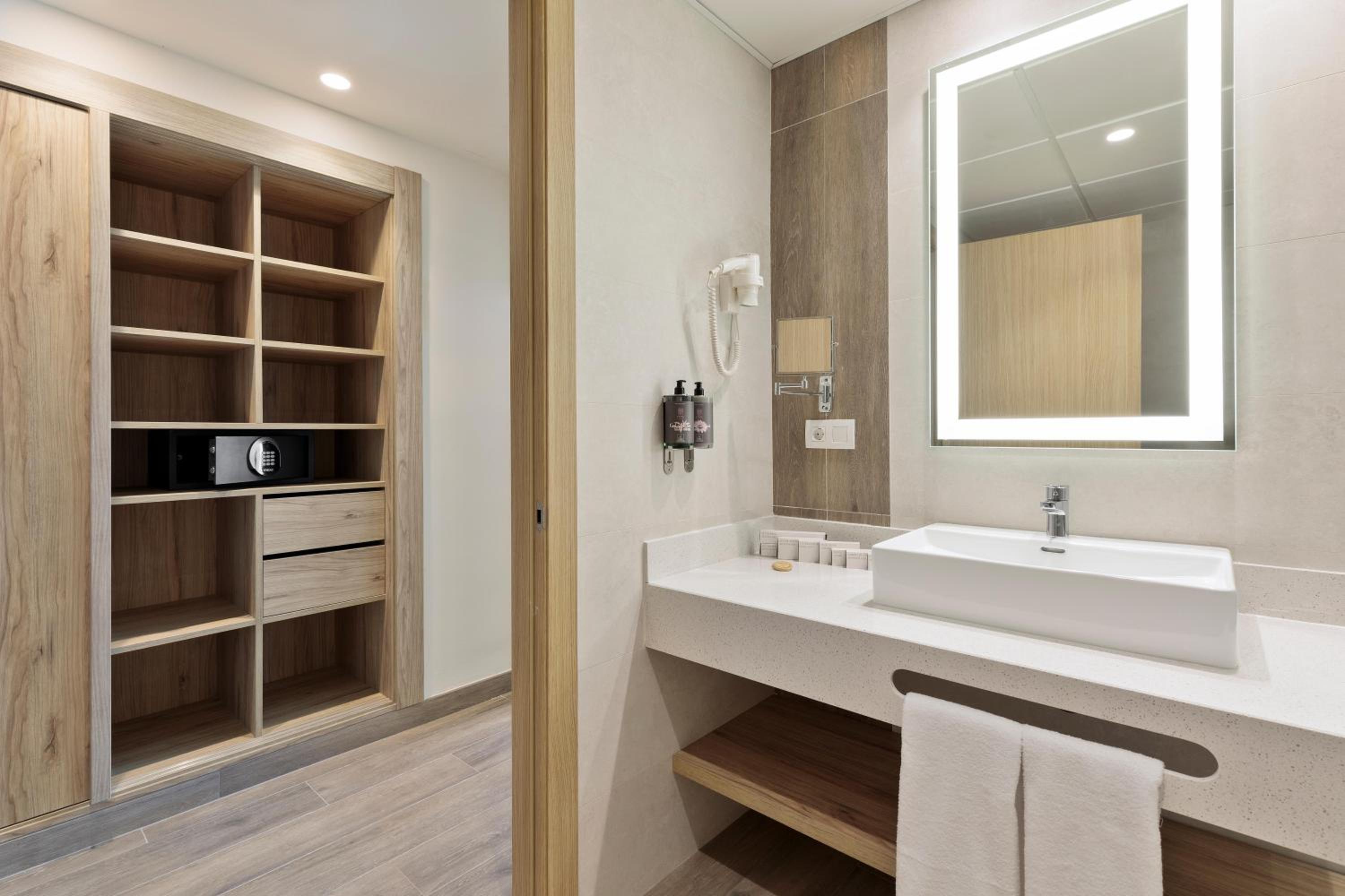Standard Double Room (2 Adults) - Photo 7