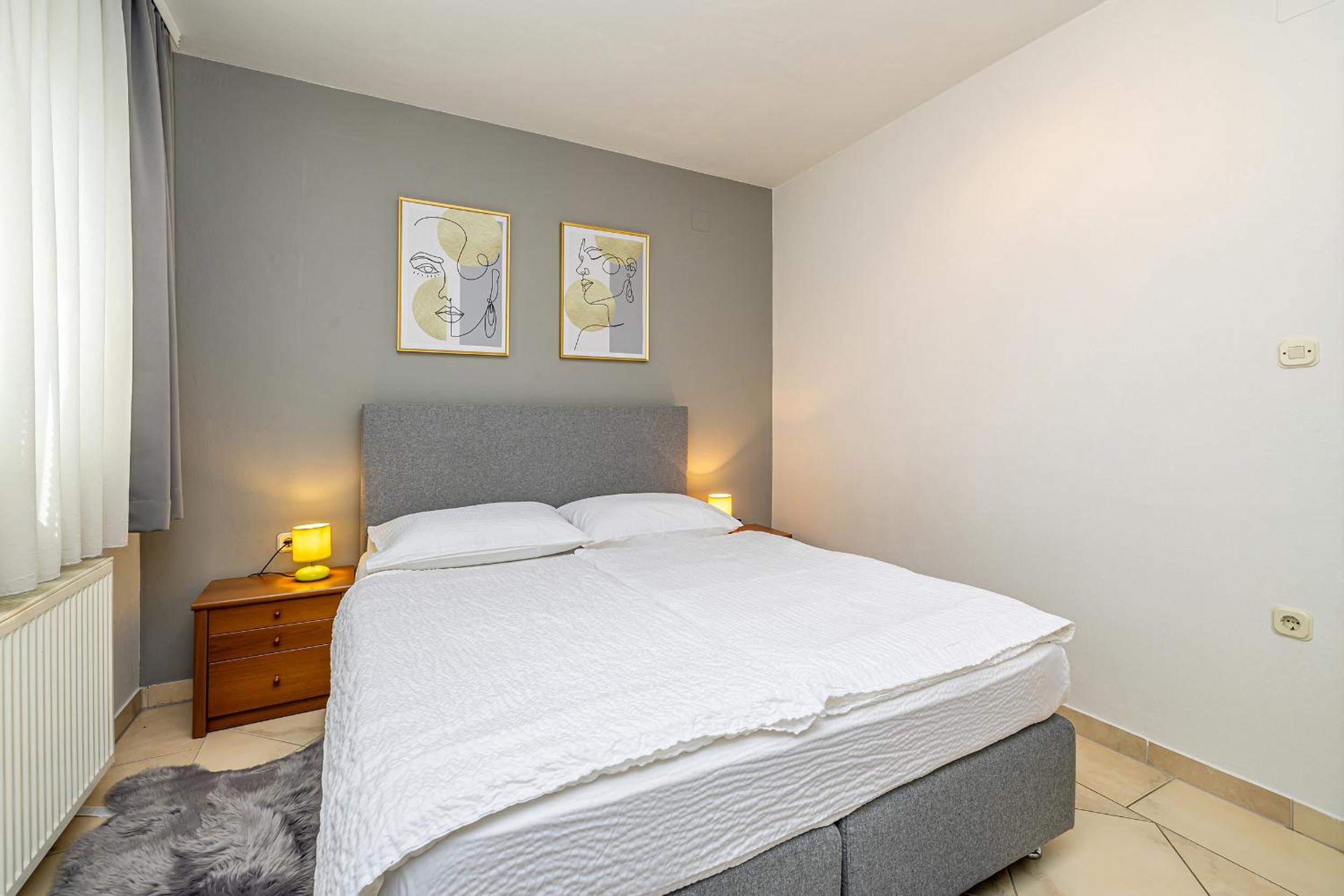 Budget Double Room - Photo 10