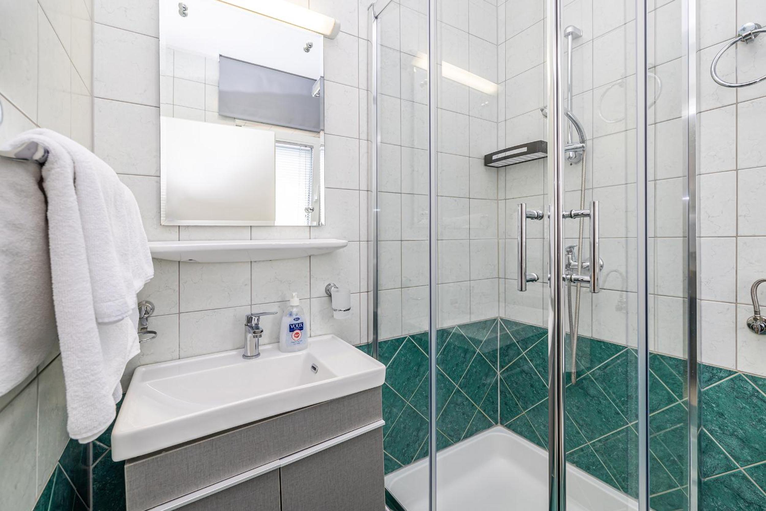 Budget Double Room - Photo 12