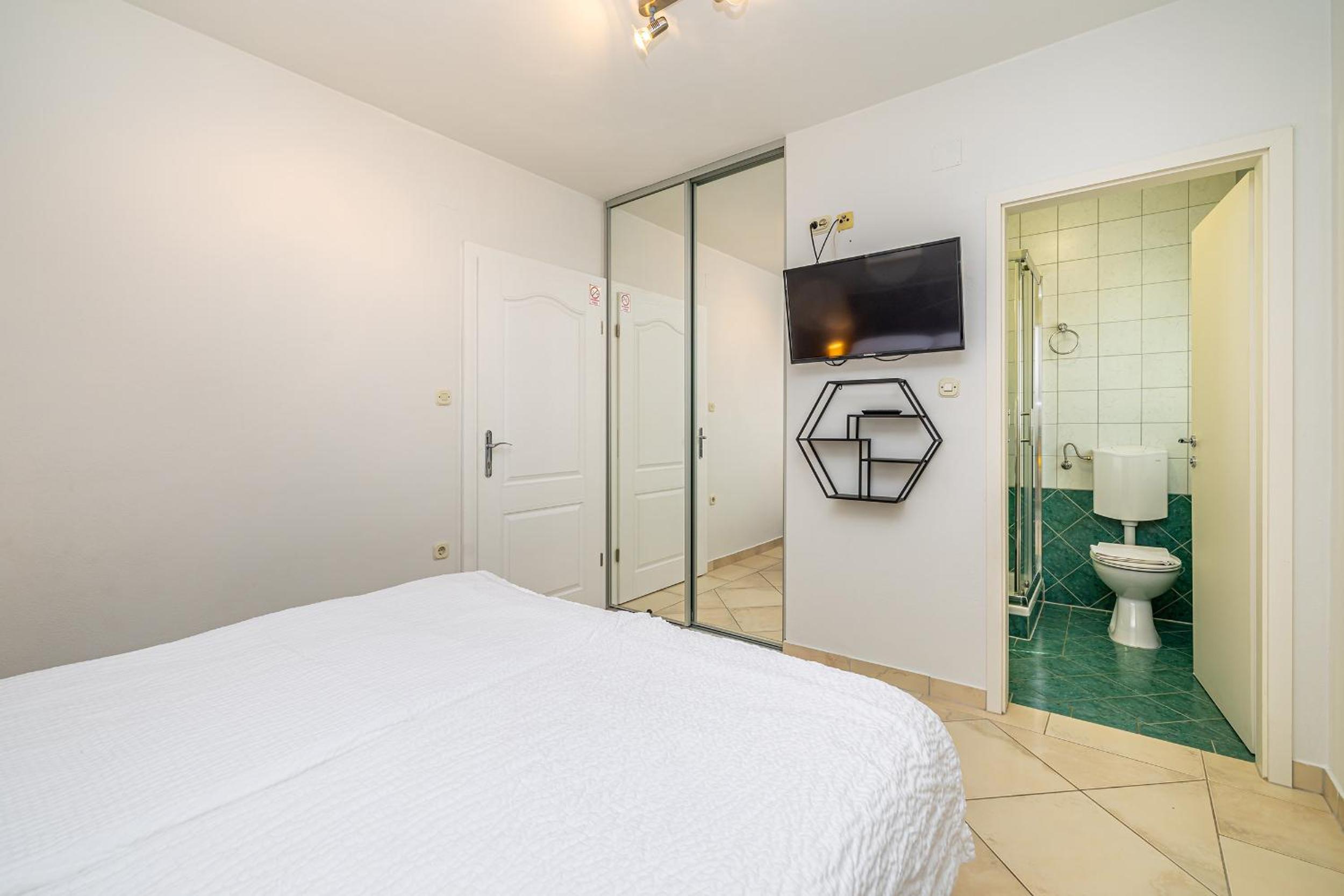 Budget Double Room - Photo 11