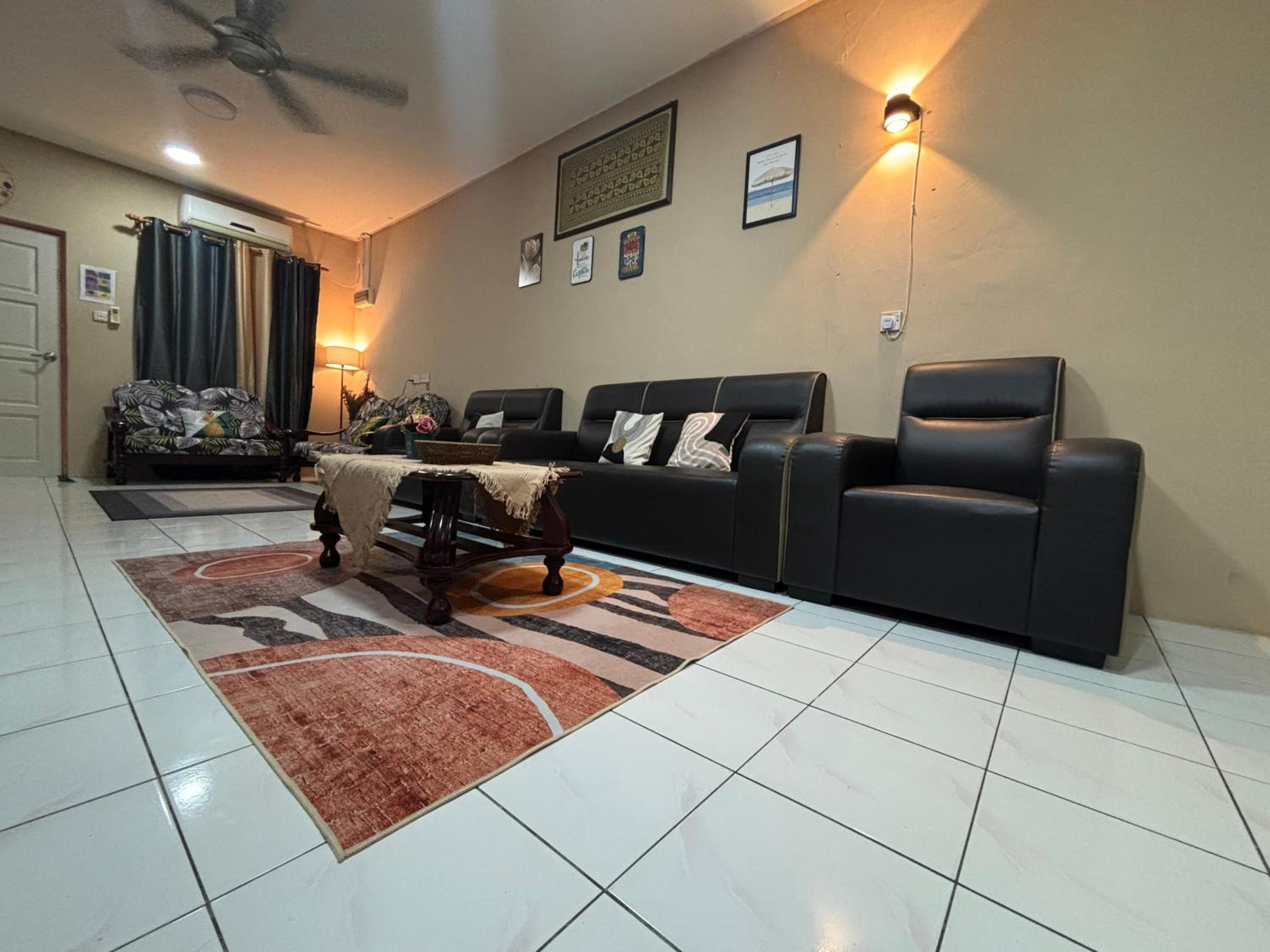 Five-Bedroom House photo 1